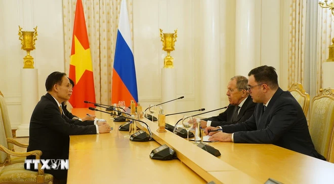 Đặc phái viên của Tổng Bí thư Tô Lâm, Ủy viên Bộ Chính trị, Bộ trưởng Ngoại giao Lê Hoài Trung và Ngoại trưởng Nga Sergei Lavrov. (Ảnh: Trần Hải/TTXVN)