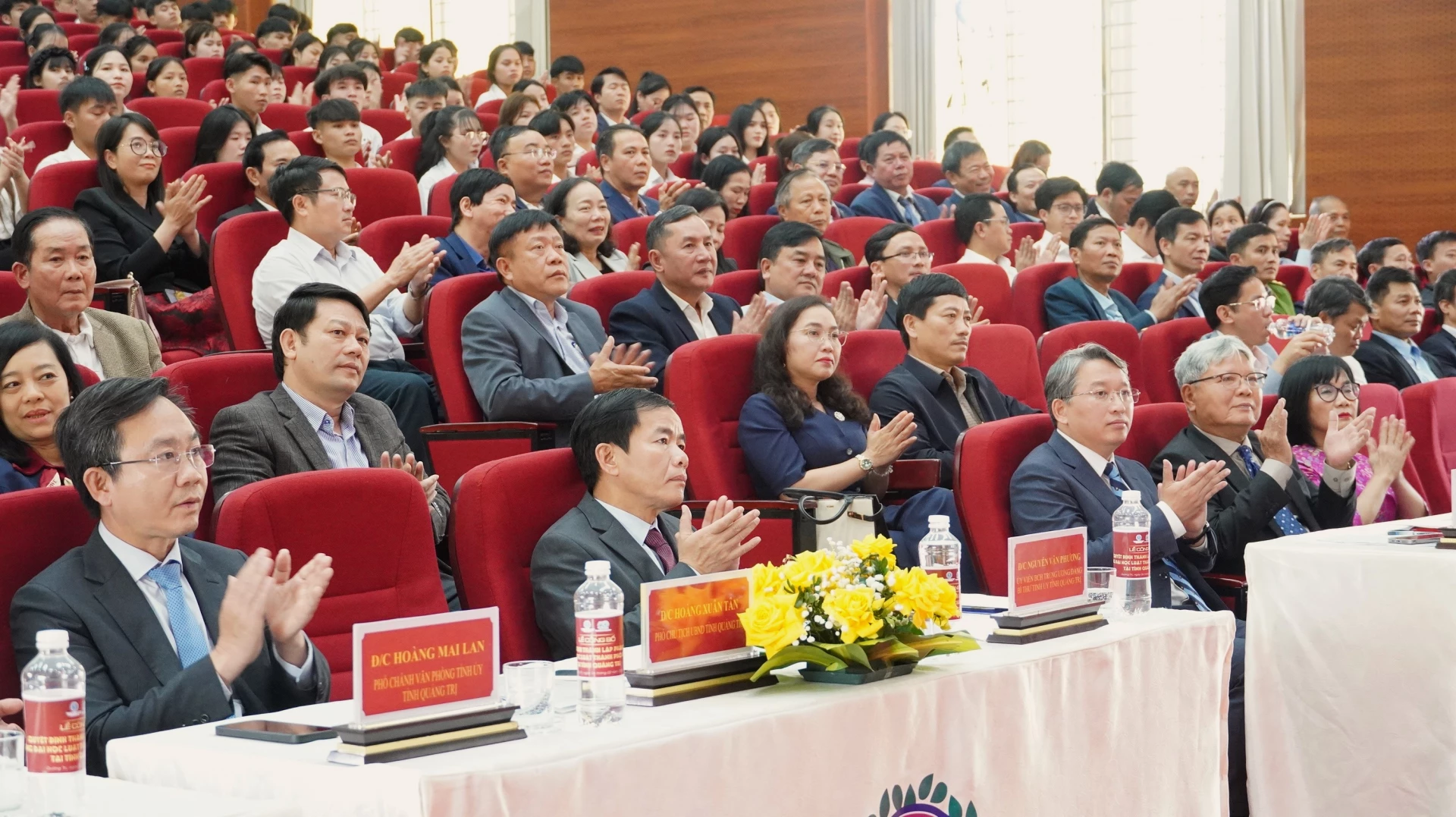 Đại biểu tham dự buổi lễ - Ảnh: QV