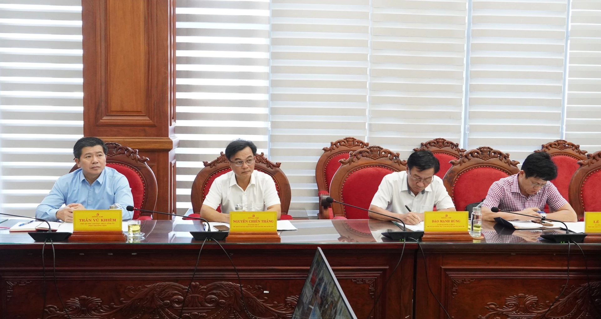 Đại biểu tham dự phiên họp - Ảnh: QV