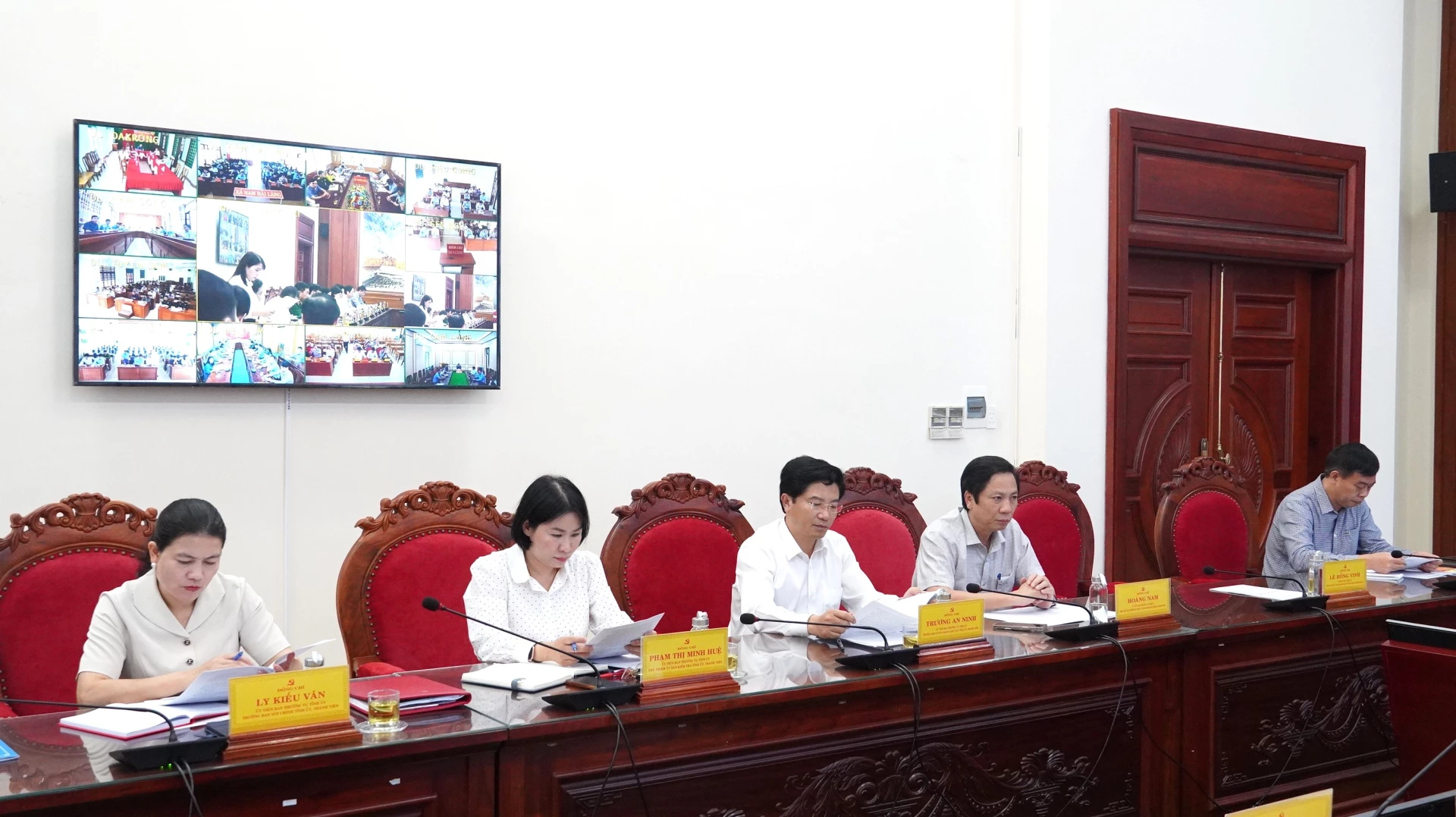 Đại biểu tham dự phiên họp - Ảnh: QV