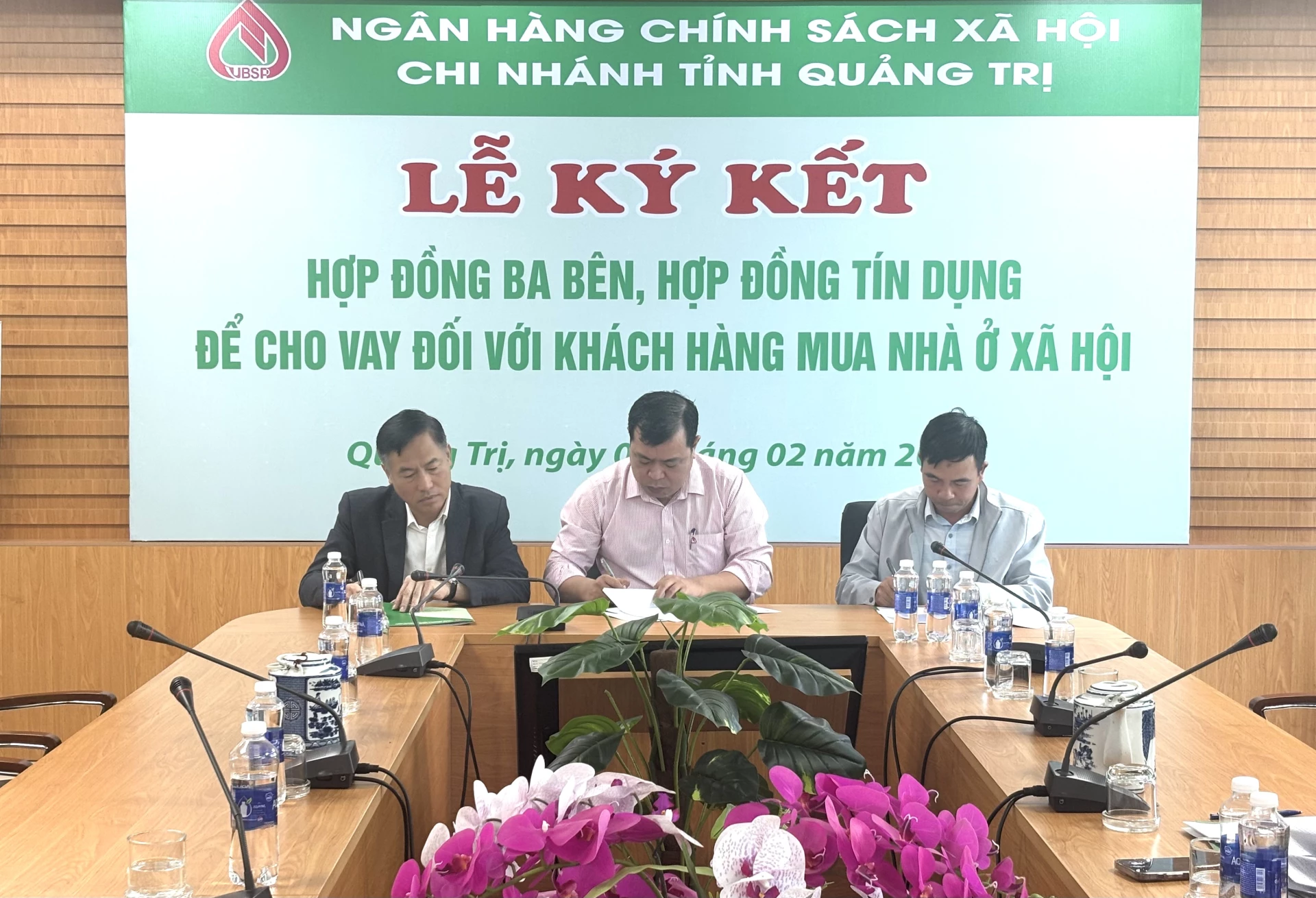 Đại diện Ngân hàng chính sách xã hội tỉnh, chủ đầu tư và khách hàng thực hiện ký kết hợp đồng cho vay mua nhà ở xã hội - Ảnh: K.H