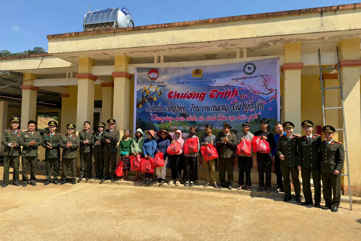 Các y bác sỹ Bệnh viện Mắt Nam Quảng Trị khám bệnh cho học sinh và người dân