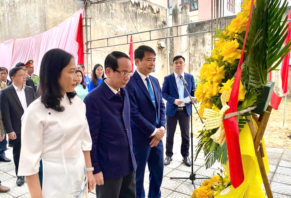 Đồng chí Bí thư Đảng ủy Phan Mạnh Hùng và Thường trực Đảng ủy phường dâng hoa tại Bia di tích lịch sử “Chi bộ phố” - Ảnh: H.Tr.