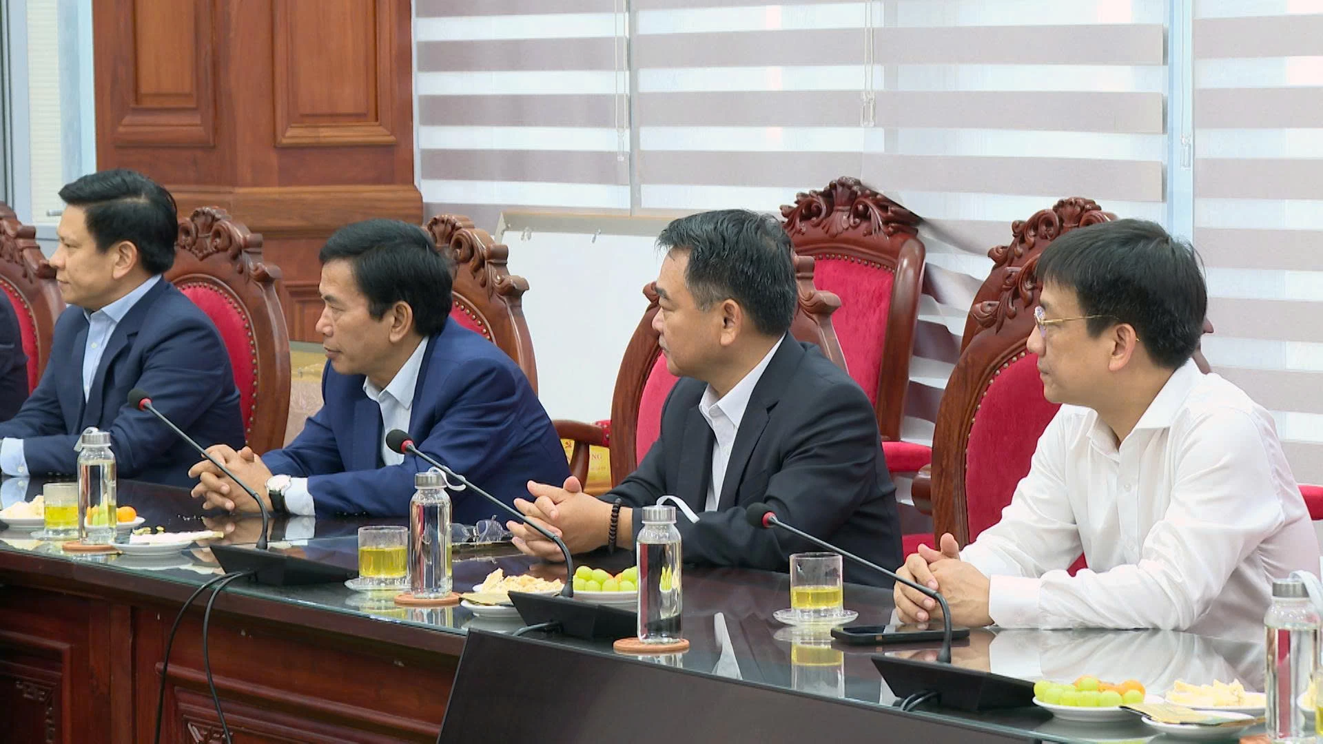 Đại biểu tham dự buổi làm việc - Ảnh: QV