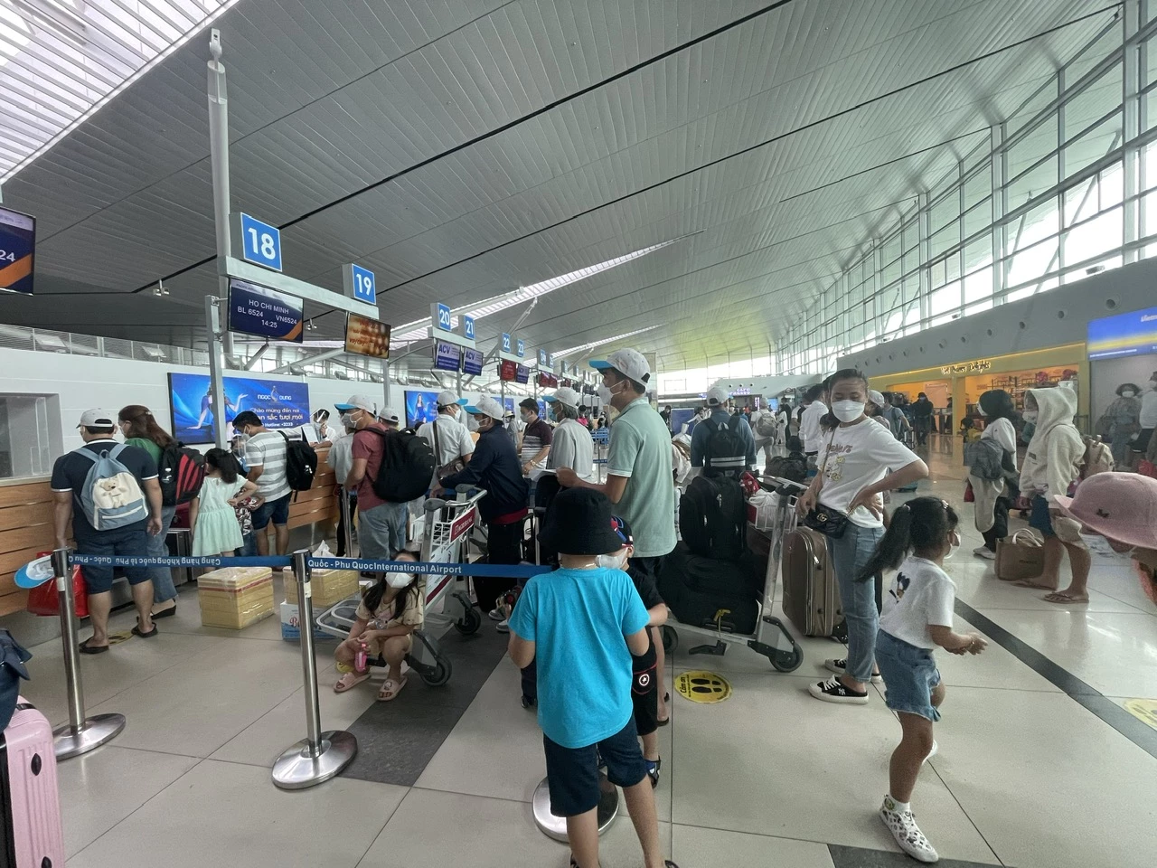 Tết Nguyên đán gia tăng đi lại kéo theo nguy cơ bùng phát nhiều bệnh truyền nhiễm.