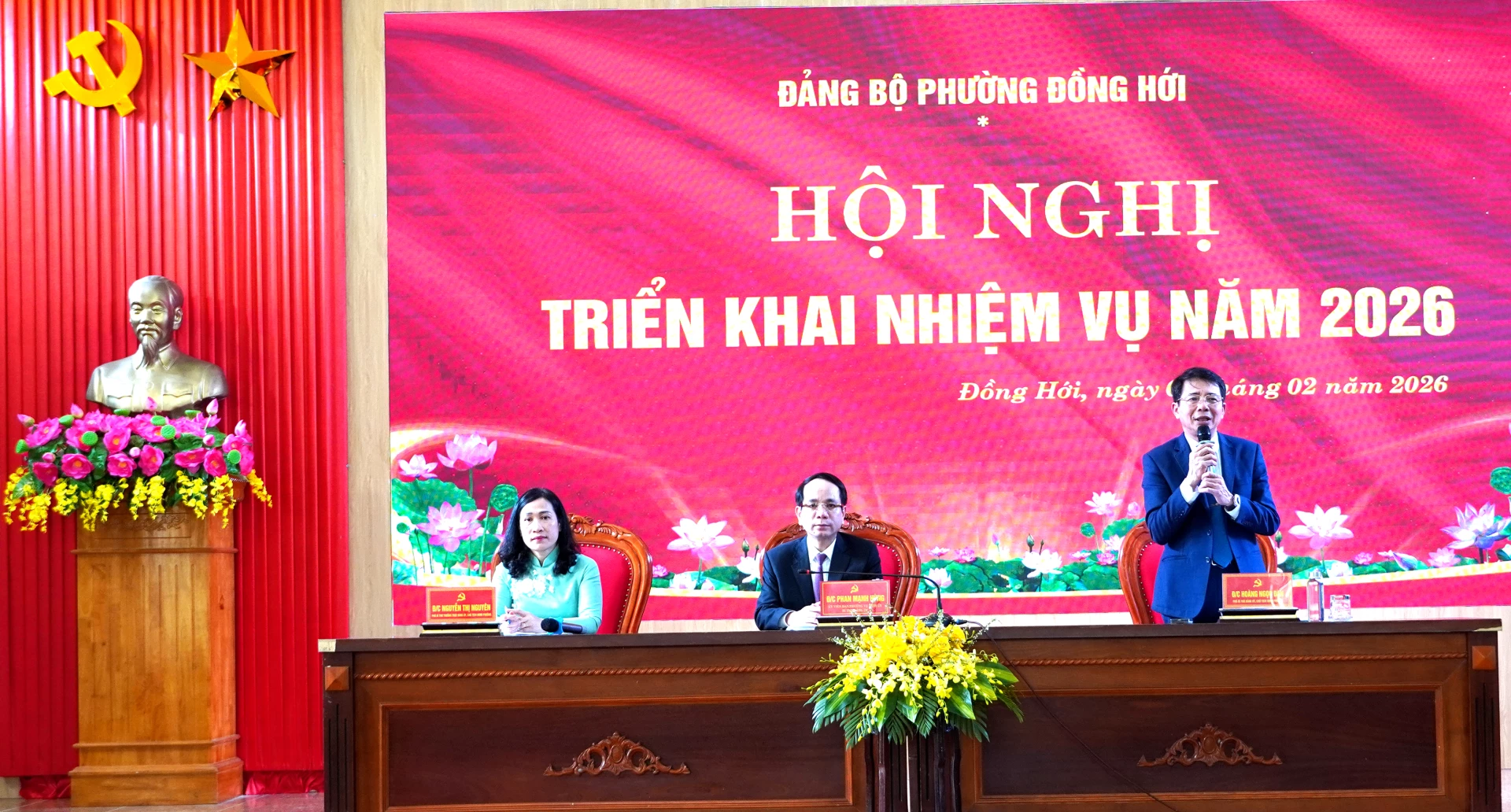 Các đồng chí Thường trực Đảng ủy phường Đồng Hới điều hành hội nghị - Ảnh: H.Tr.