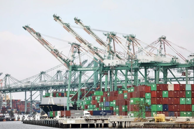 Cảng hàng hóa Long Beach, bang California, Mỹ. (Ảnh: THX/TTXVN)
