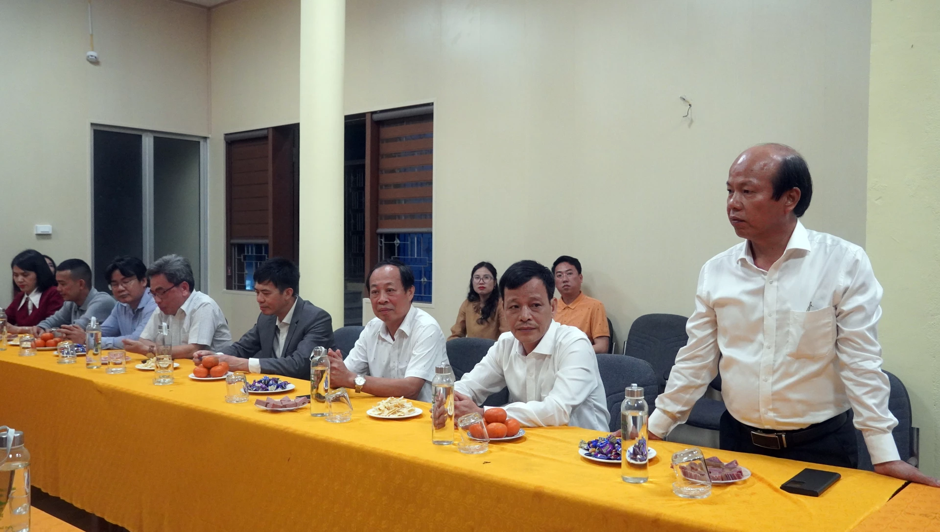 Đồng chí Võ Nguyên Thủy, Giám đốc Báo và Phát thanh, Truyền hình Quảng Trị báo cáo một số nét nổi bật của đơn vị với đồng chí Phó Bí thư Thường trực Tỉnh ủy - Ảnh: N.M