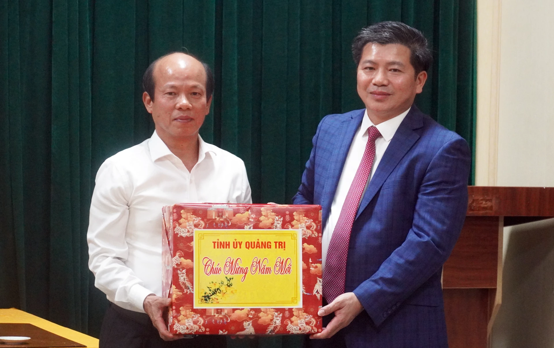 Đồng chí Trần Vũ Khiêm chúc cán bộ, phóng viên, kỹ thuật viên và người lao động Báo và Phát thanh, Truyền hình Quảng Trị năm mới an khang, hạnh phúc, tiếp tục đổi mới, sáng tạo, nâng cao chất lượng tuyên truyền năm 2026 - Ảnh: N.M