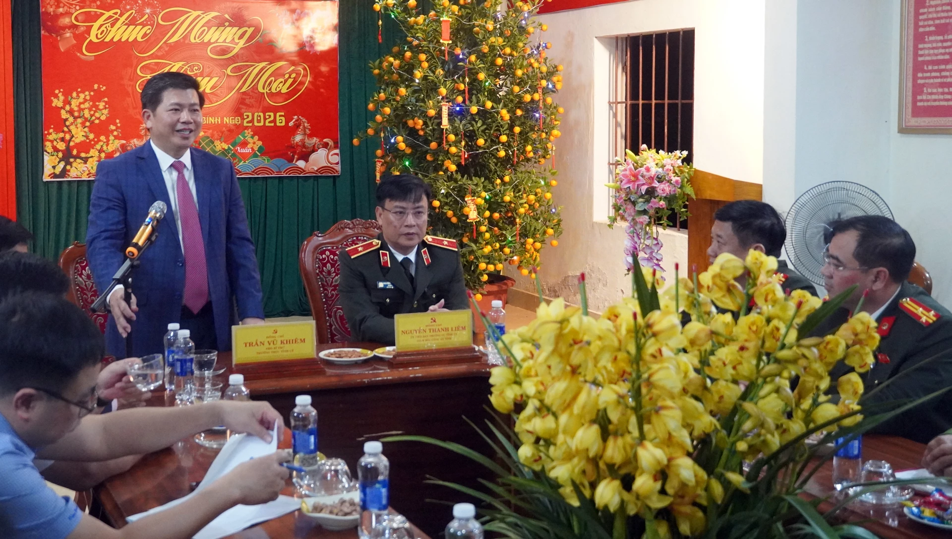 Đồng chí Trần Vũ Khiêm thăm hỏi, chúc cán bộ, chiến sĩ Phòng Cảnh sát Cơ động, Công an tỉnh hoàn thành xuất sắc nhiệm vụ trực sẵn sàng chiến đấu dịp Tết - Ảnh: N.M