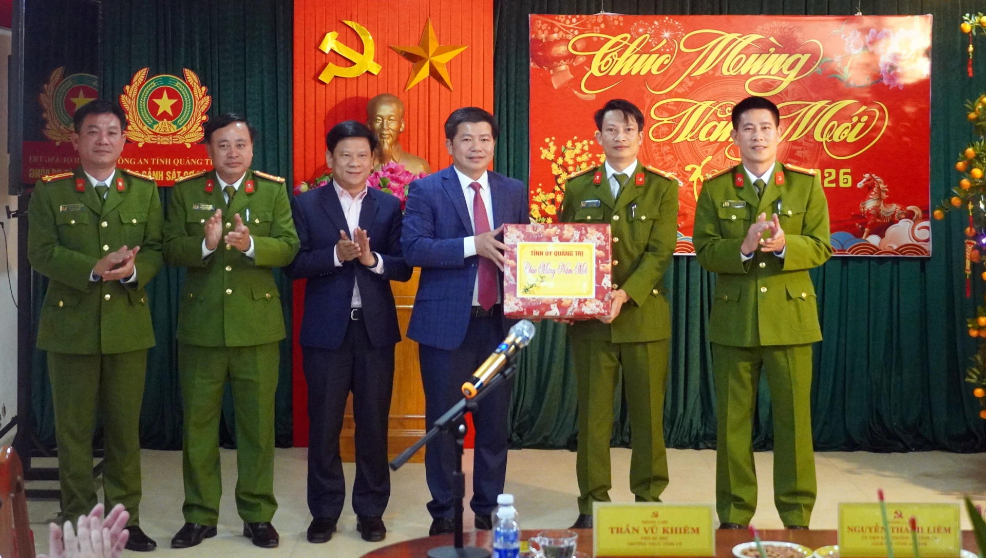 Đồng chí Trần Vũ Khiêm trao quà Tết động viên cán bộ, chiến sĩ Phòng Cảnh sát Cơ động, Công an tỉnh - Ảnh: N.M