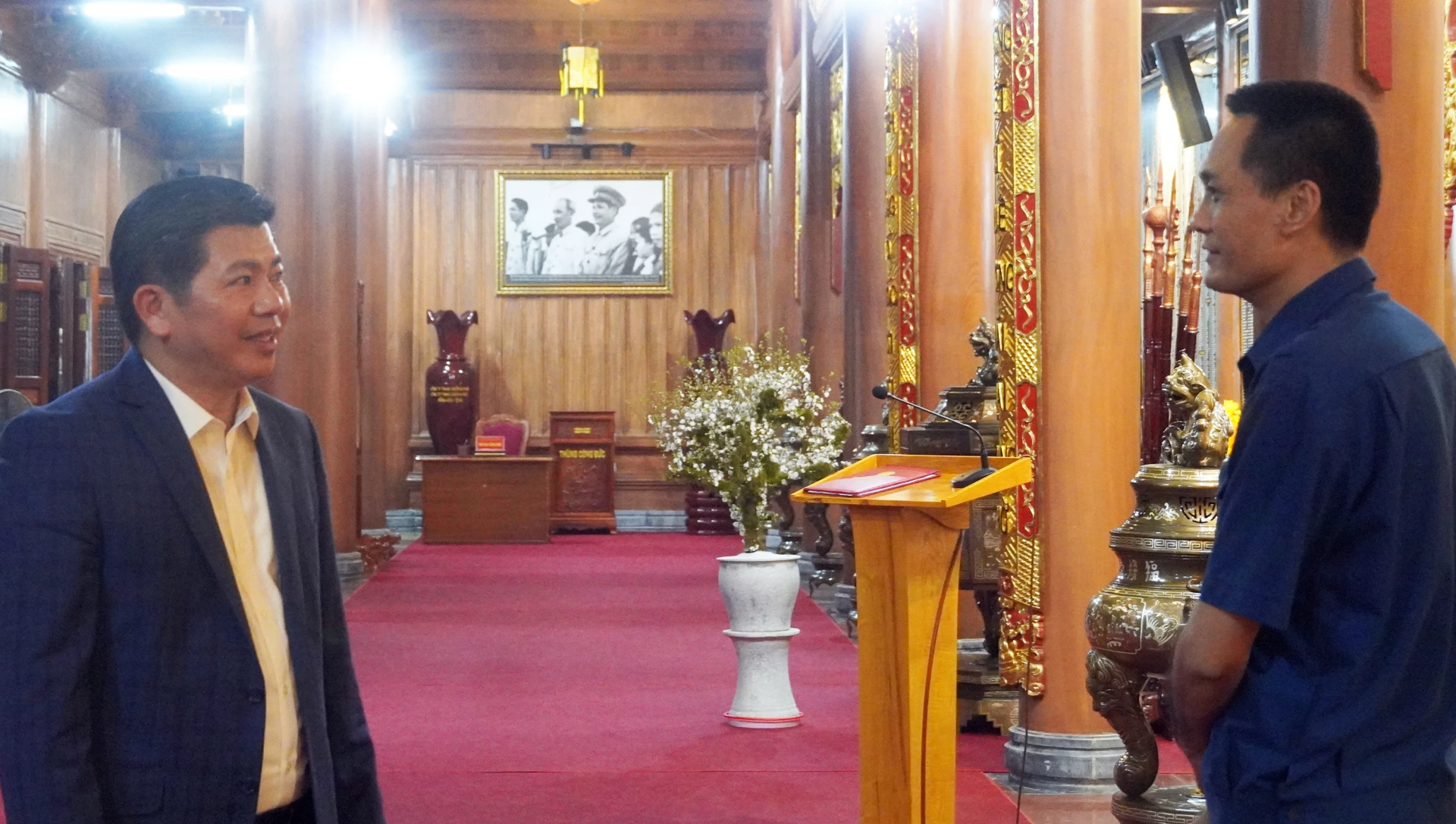 Đồng chí Trần Vũ Khiêm, Phó Bí thư Thường trực Tỉnh ủy động viên cán bộ, nhân viên trực Tết tại Đền thờ Bác Hồ và các Anh hùng liệt sĩ - Ảnh: N.M