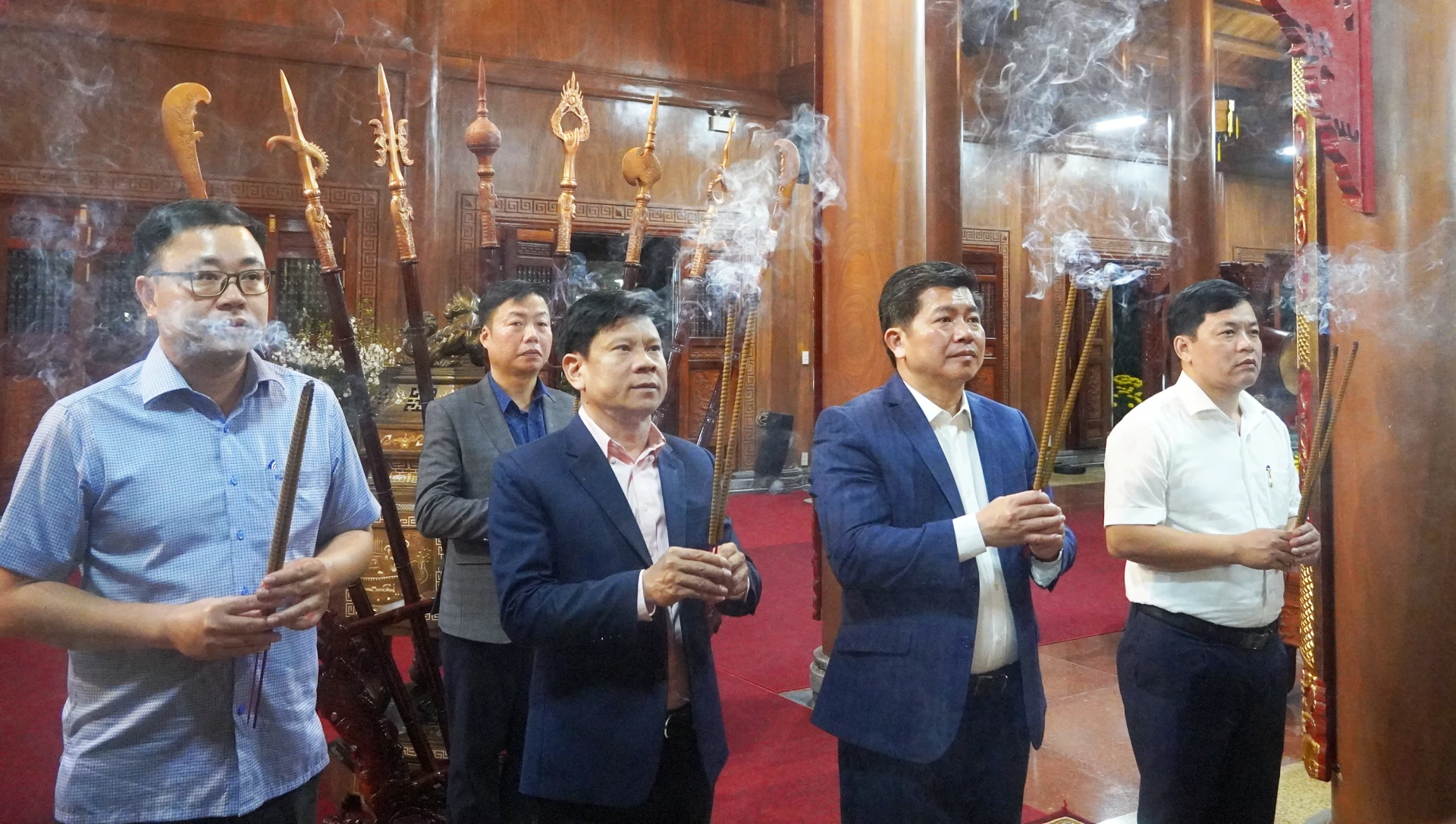 Đồng chí Trần Vũ Khiêm, Phó Bí thư Thường trực Tỉnh ủy và các đồng chí trong đoàn dâng hương tưởng nhớ Bác Hồ và các Anh hùng liệt sĩ - Anhr: N.M