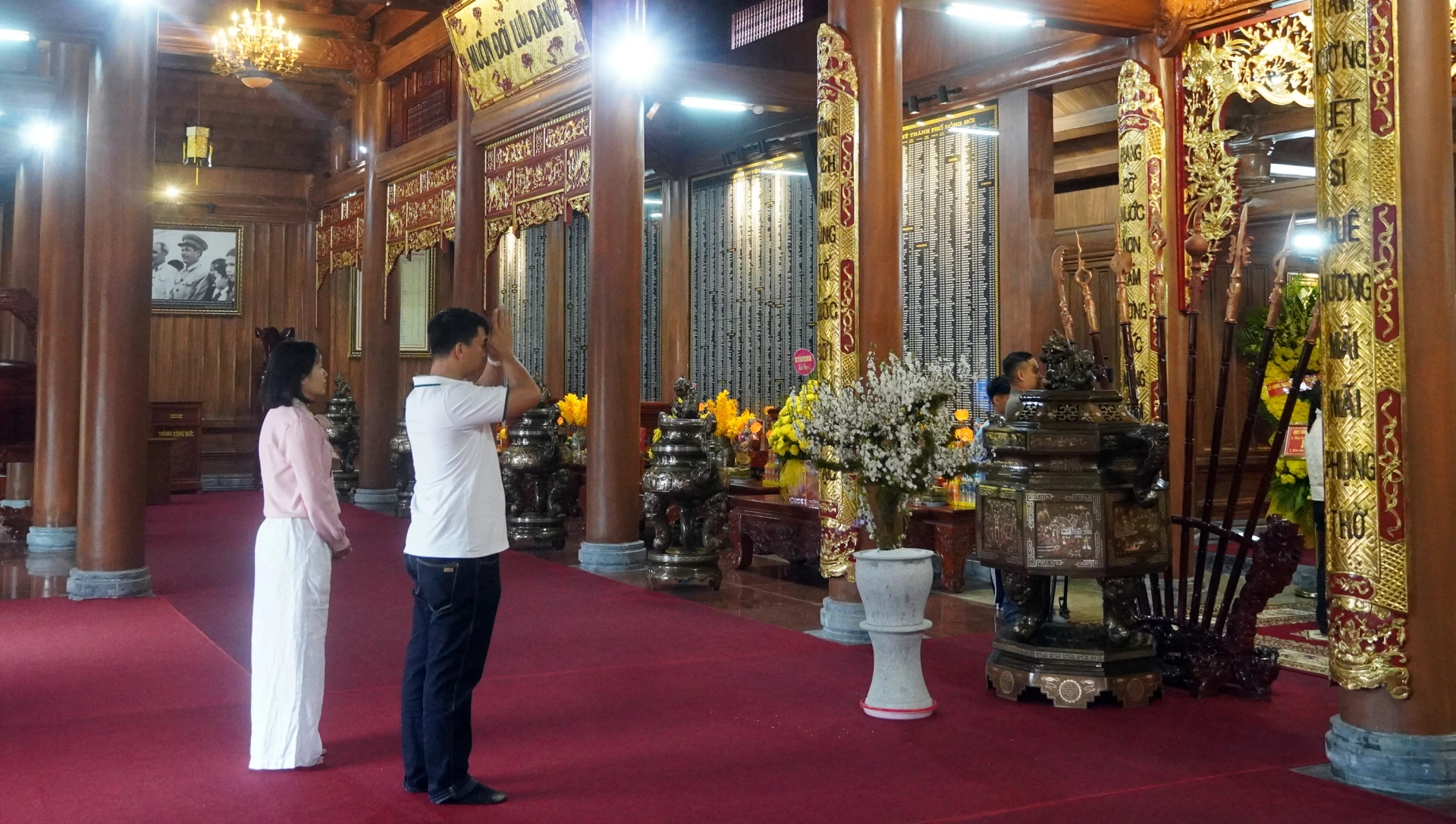 Trong không gian linh thiêng, người dân thành kính dâng hương, bày tỏ lòng biết ơn đối với Bác Hồ và các Anh hùng liệt sĩ - Ảnh: N.M