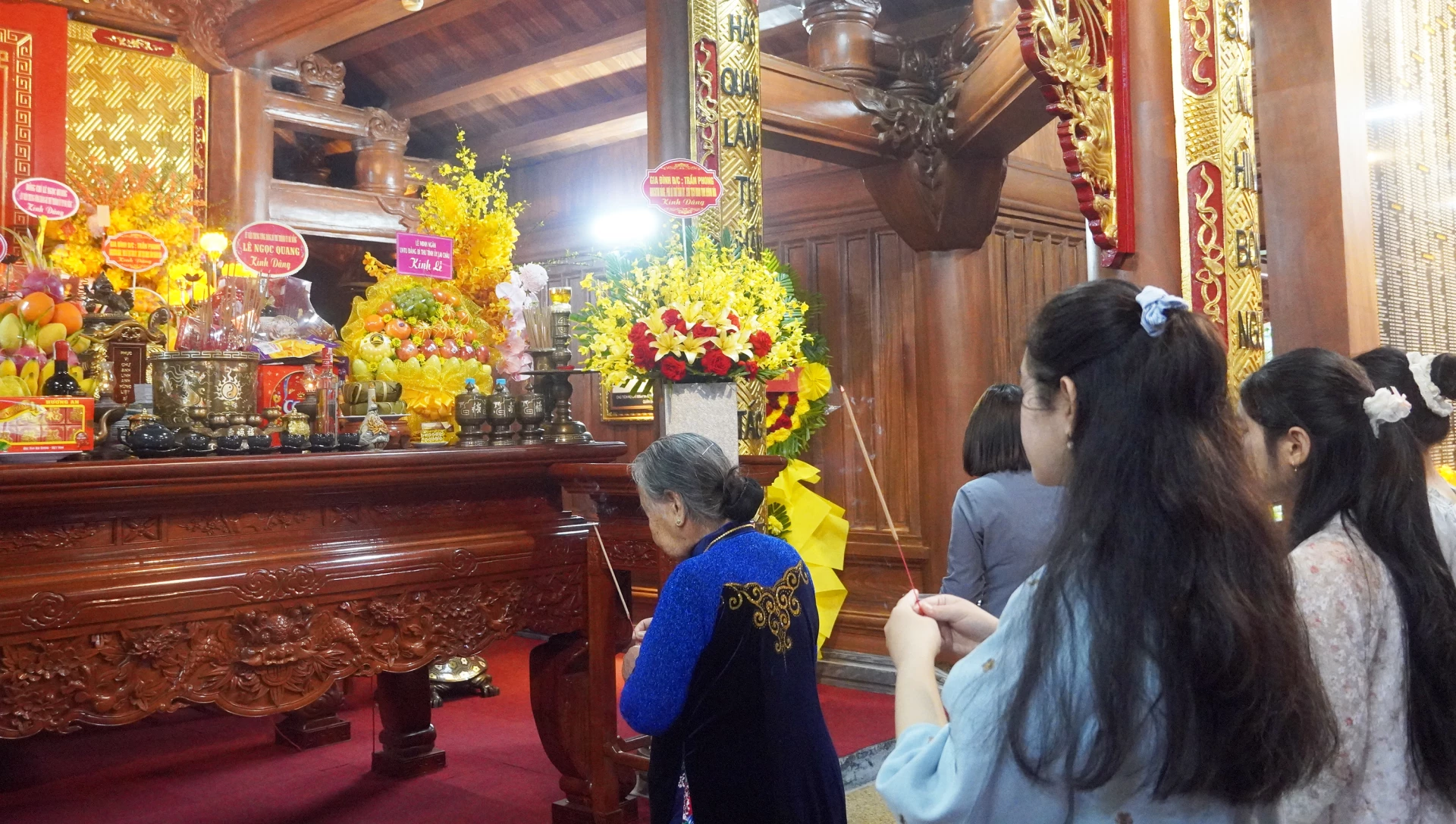 Trong không gian linh thiêng, người dân thành kính dâng hương, bày tỏ lòng biết ơn đối với Bác Hồ và các Anh hùng liệt sĩ - Ảnh: N.M