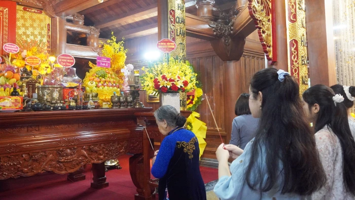 Đông đảo cán bộ, Nhân dân dâng hương tại Đền thờ Bác Hồ và các Anh hùng liệt sĩ