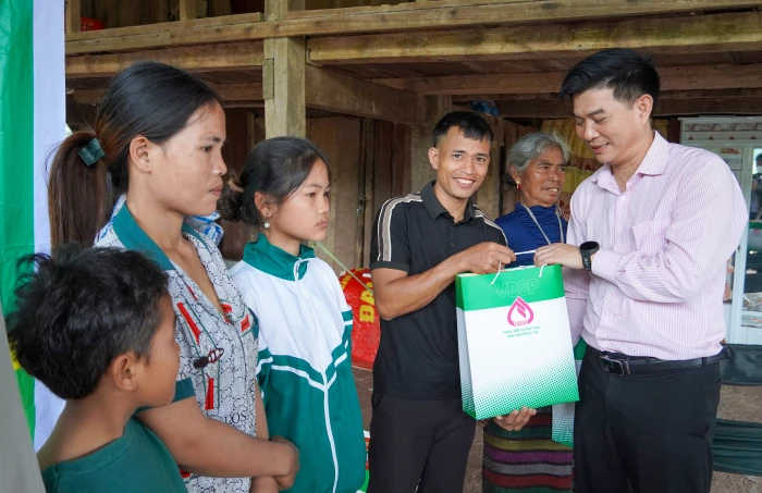 Trao quà Tết cho bà con bản Ploang, xã Trường Sơn