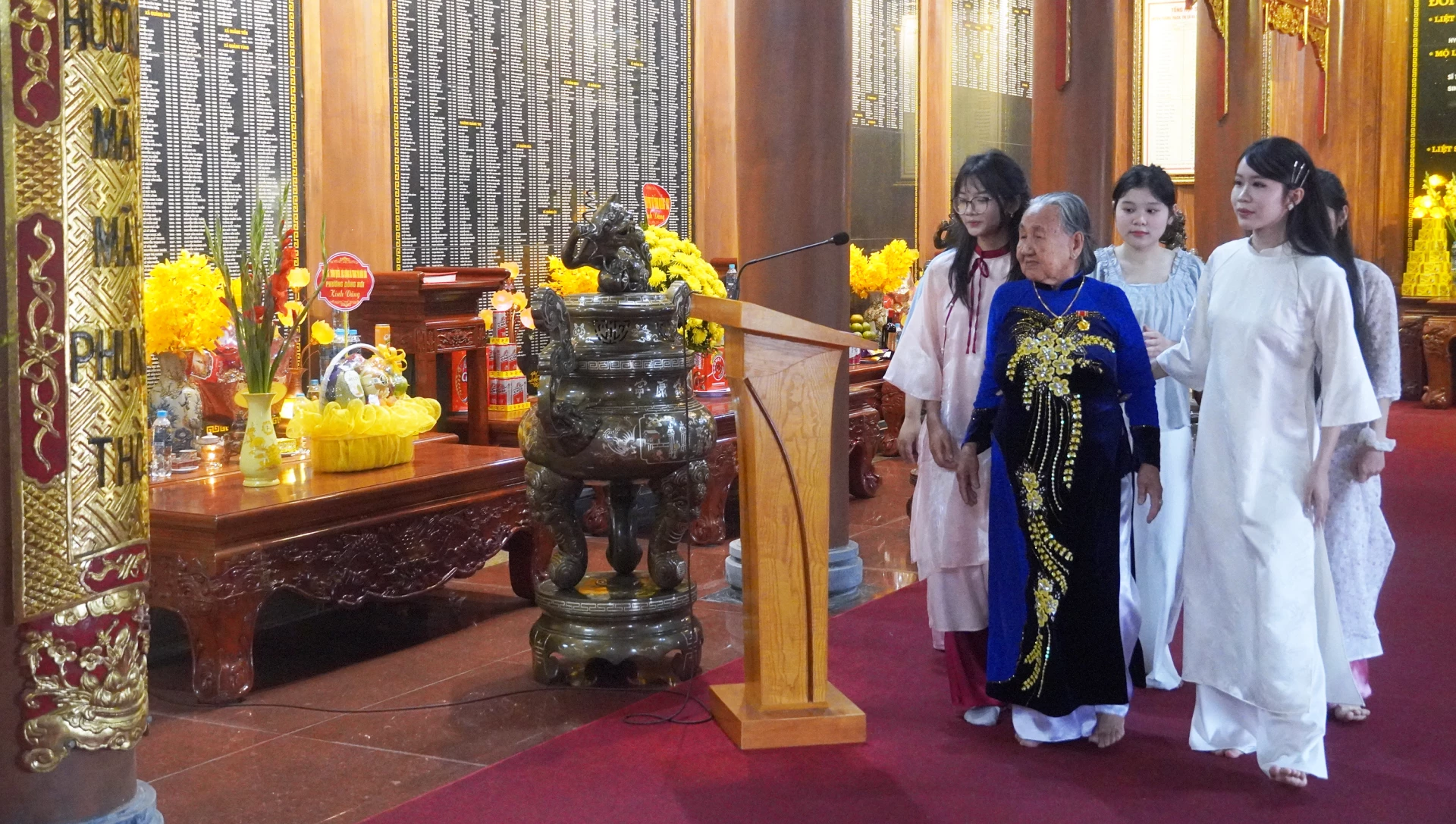 Nét đẹp trang nghiêm, ấm áp, thể hiện sự tiếp nối truyền thống của thế hệ hôm nay - Ảnh: N.M