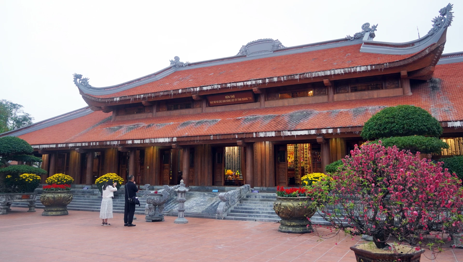 Toàn cảnh Đền thờ Bác Hồ và các Anh hùng liệt sĩ, điểm đến linh thiêng thu hút đông đảo cán bộ, Nhân dân và du khách dịp đầu xuân - Ảnh: N.M