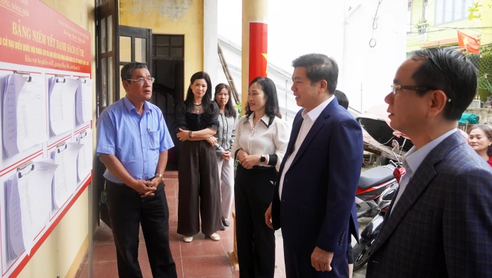 Đồng chí Phó Bí thư Thường trực Tỉnh ủy kiểm tra công tác chuẩn bị bầu cử tại phường Đồng Hới