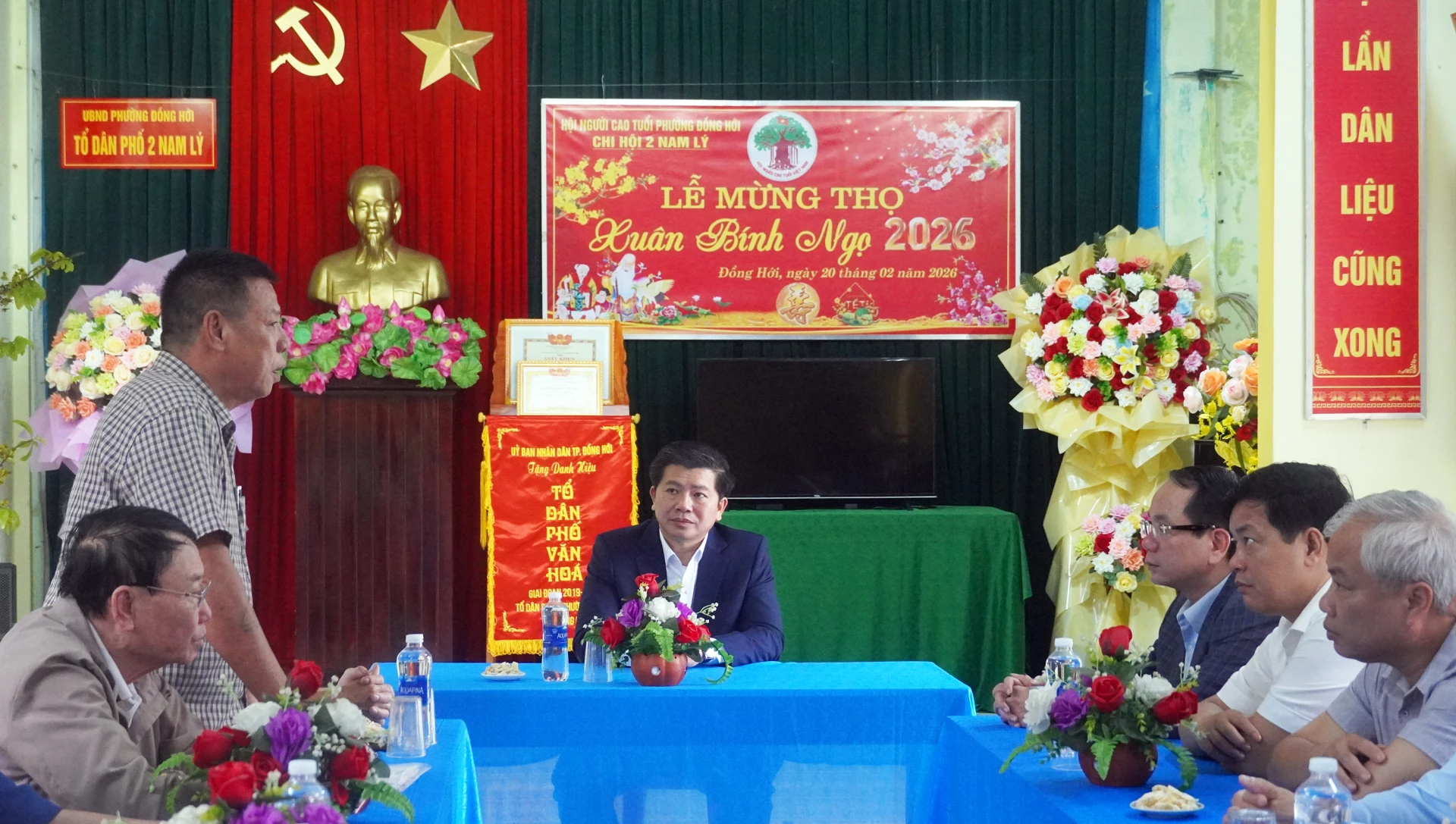 Đồng chí Trần Vũ Khiêm, Phó Bí thư Thường trực Tỉnh ủy, Phó Trưởng Ban Chỉ đạo bầu cử tỉnh kiểm tra công tác chuẩn bị bầu cử tại TDP2, Nam Lý, phường Đồng Hới - Ảnh: N.M