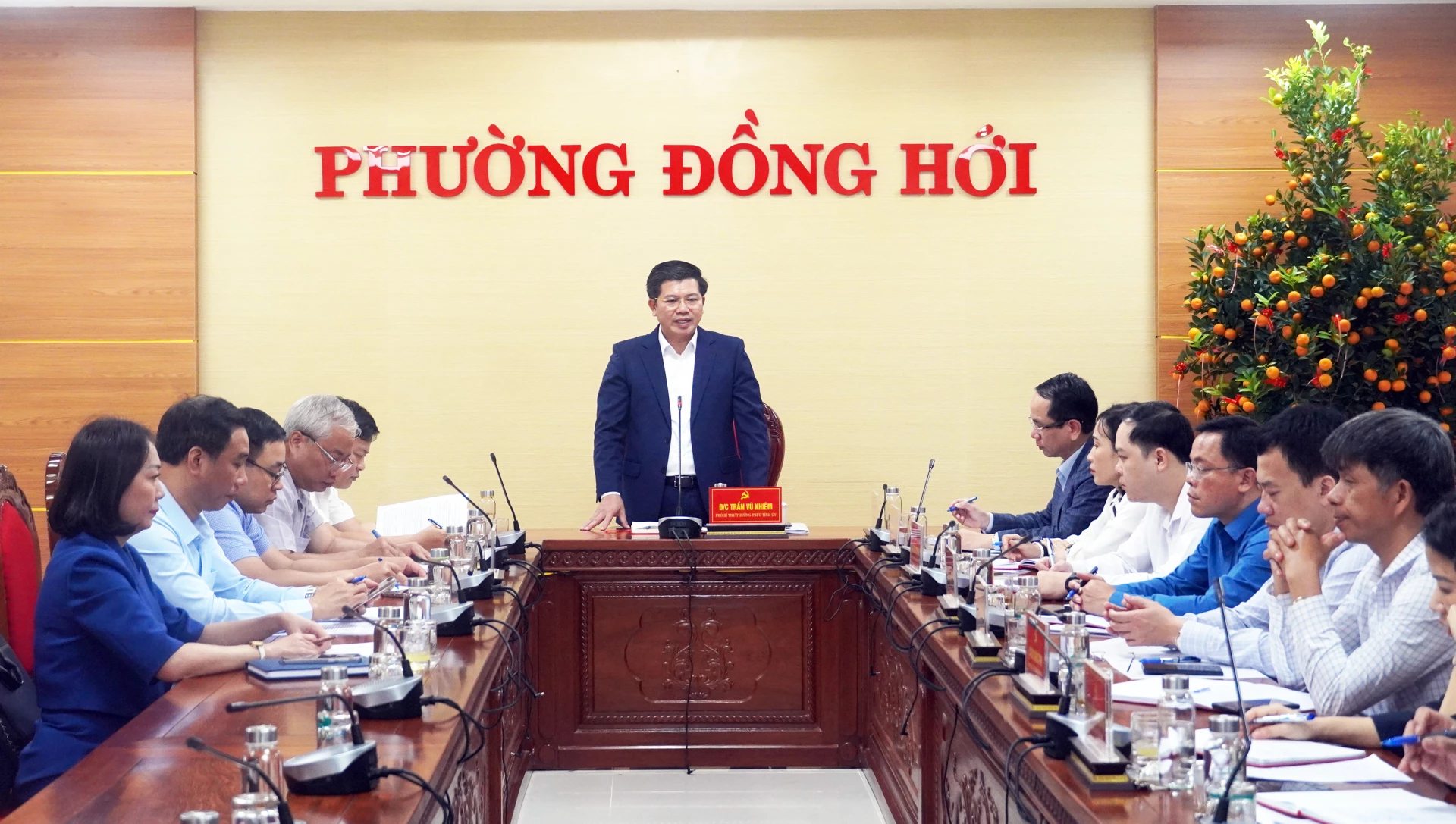 Đồng chí Trần Vũ Khiêm, Phó Bí thư Thường trực Tỉnh ủy, Phó Trưởng Ban Chỉ đạo bầu cử tỉnh ghi nhận, đánh giá cao sự nỗ lực cố gắng, tinh thần trách nhiệm và những cách làm hay, sáng tạo của phường Đồng Hới - Ảnh: N.M