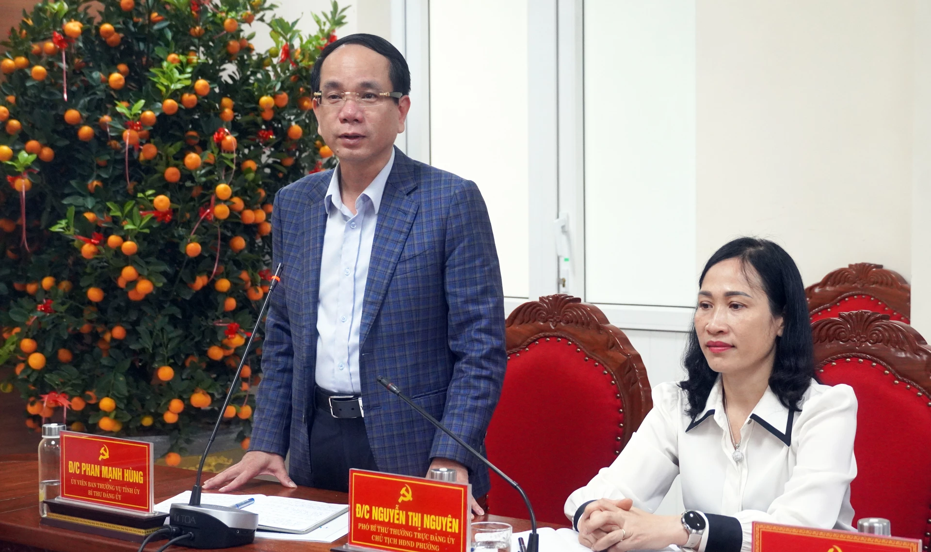 Đồng chí Phan Mạnh Hùng, Ủy viên Ban Thường vụ Tỉnh ủy, Bí thư Đảng ủy phường Đồng Hới tiếp thu các ý kiến chỉ đạo của đồng chí Phó Bí thư Thường trực Tỉnh ủy, Phó Trưởng Ban Chỉ đạo bầu cử - Ảnh: N.M