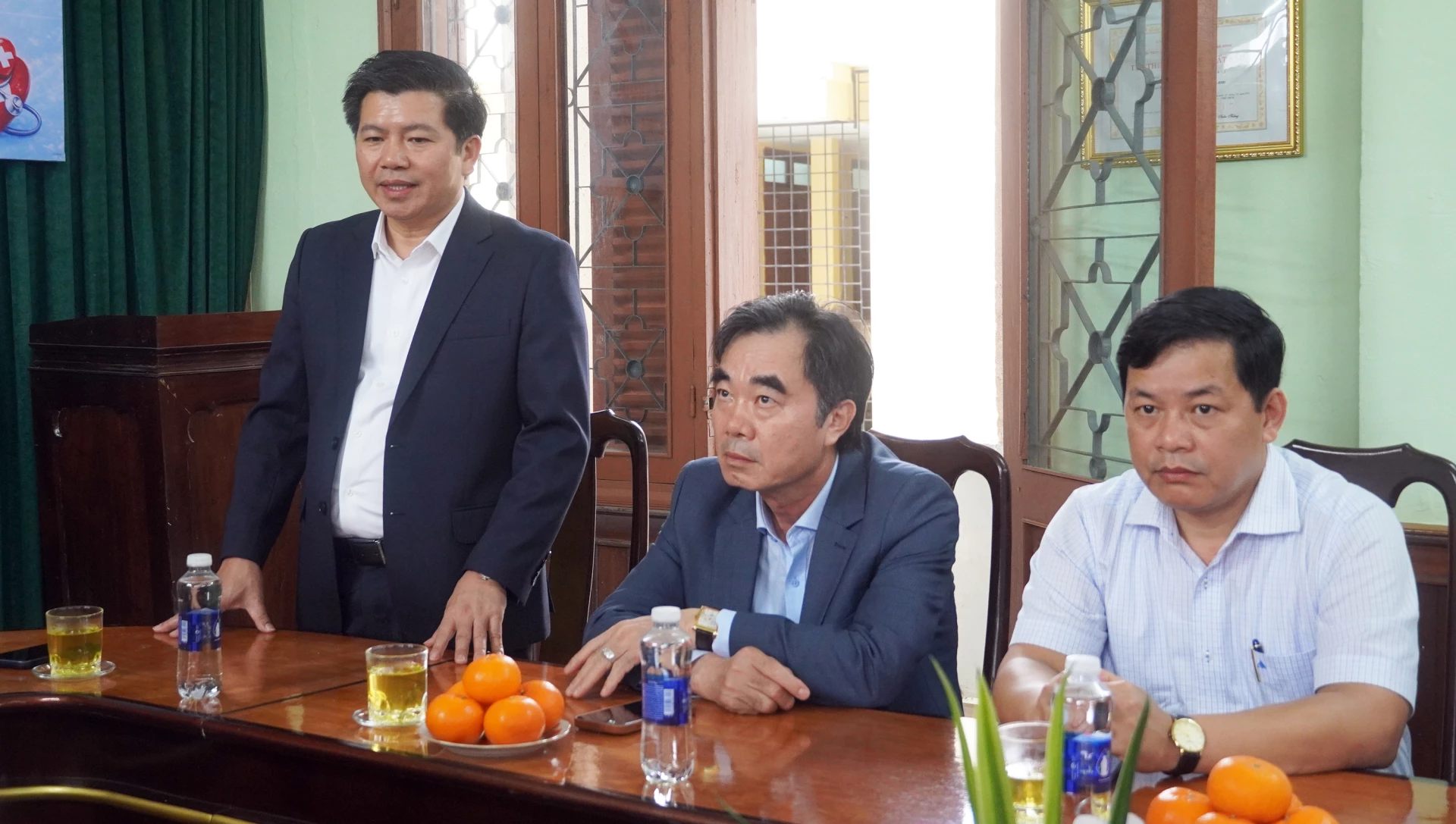 Đồng chí Trần Vũ Khiêm, Phí Bí thư Thường trực Tỉnh ủy đề nghị Trung tâm tiếp tục phát huy đoàn kết, trách nhiệm, thực hiện tốt nhiệm vụ chăm sóc sức khỏe cán bộ - Ảnh: N.M