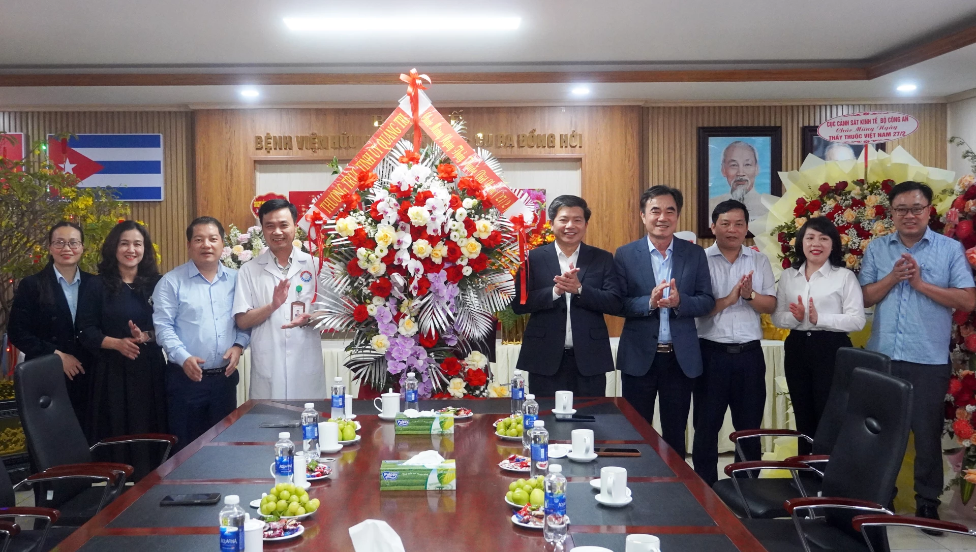 Đồng chí Trần Vũ Khiêm, Phó Bí thư Thường trực Tỉnh ủy tặng hoa chúc mừng cán bộ, nhân viên Bệnh viện Hữu nghị Việt Nam - Cuba Đồng Hới - Ảnh: N.M