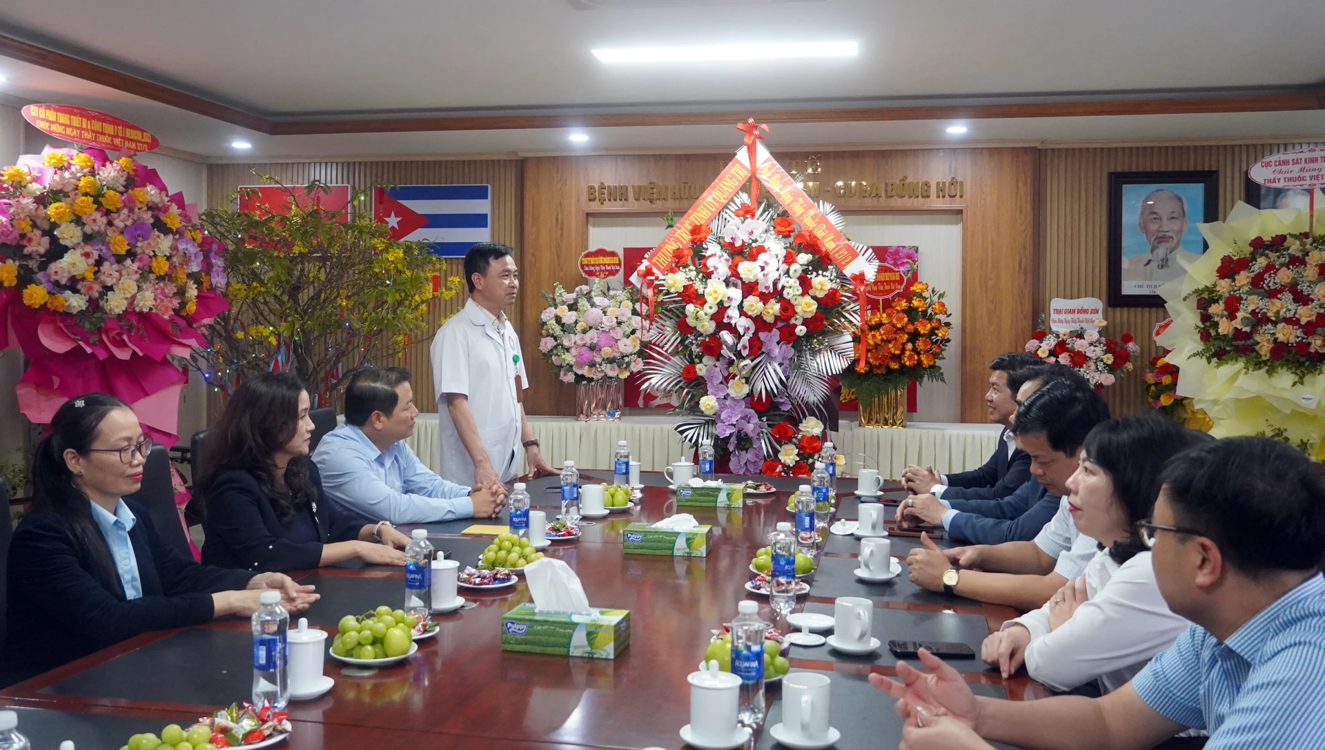 Lãnh đạo Bệnh viện Hữu nghị Việt Nam - Cuba Đồng Hới cảm ơn sự quan tâm của tỉnh, khẳng định tiếp tục nỗ lực để xứng đáng với niềm tin, kỳ vọng của cán bộ, Nhân dân  - Ảnh: N.M