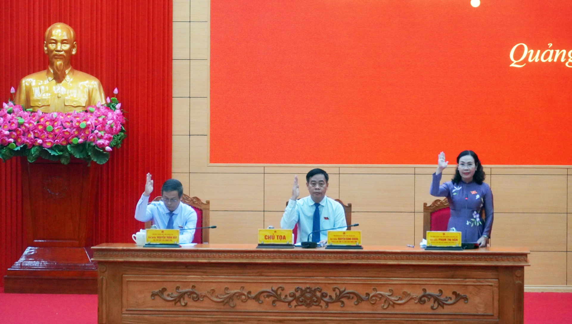 Các đồng chí trong Thường trực HĐND tỉnh biểu quyết thông qua các nội dung tại kỳ họp - Ảnh: N.M