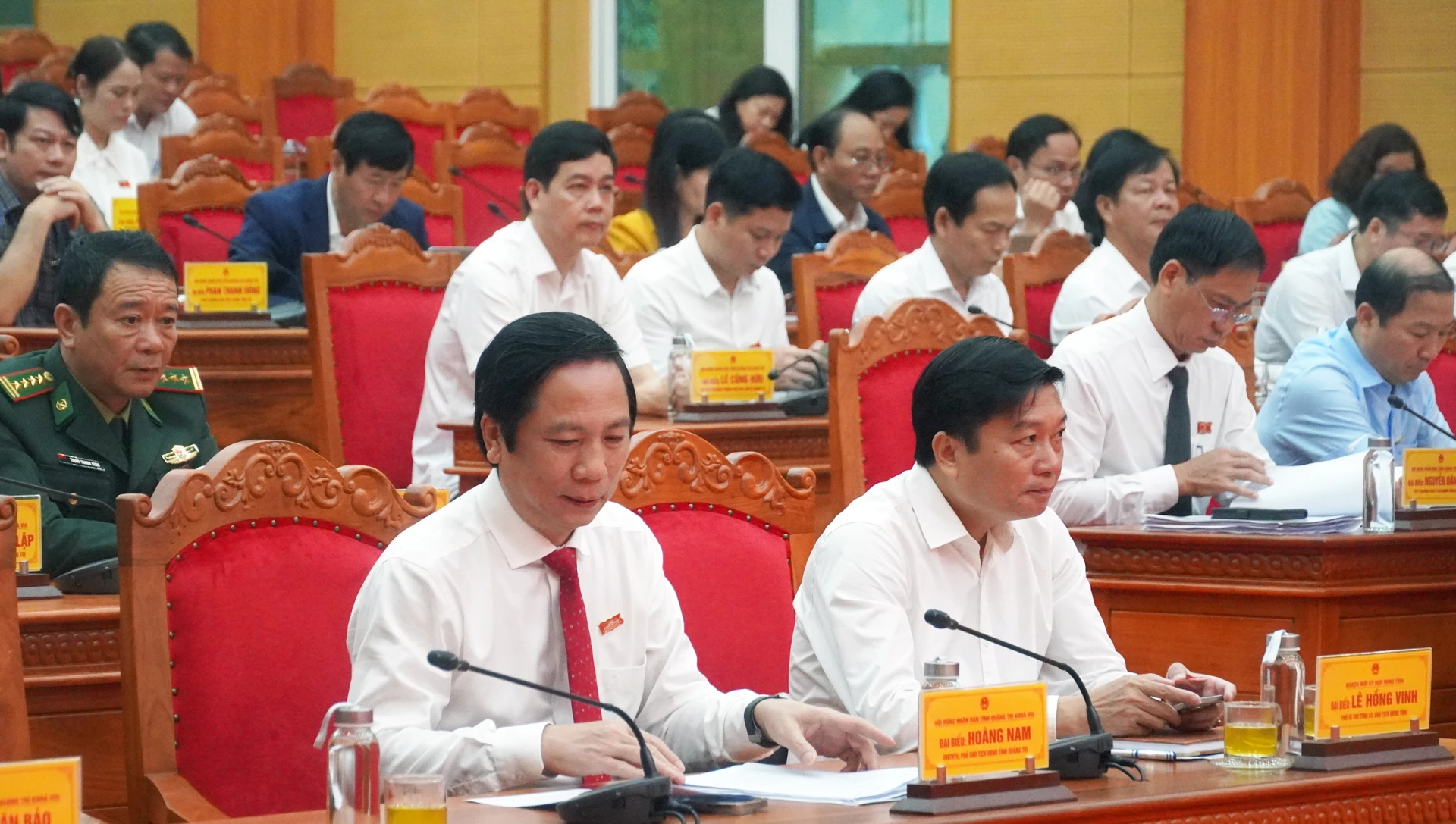 Các đồng chí lãnh đạo tỉnh dự kỳ họp - Ảnh: N.M