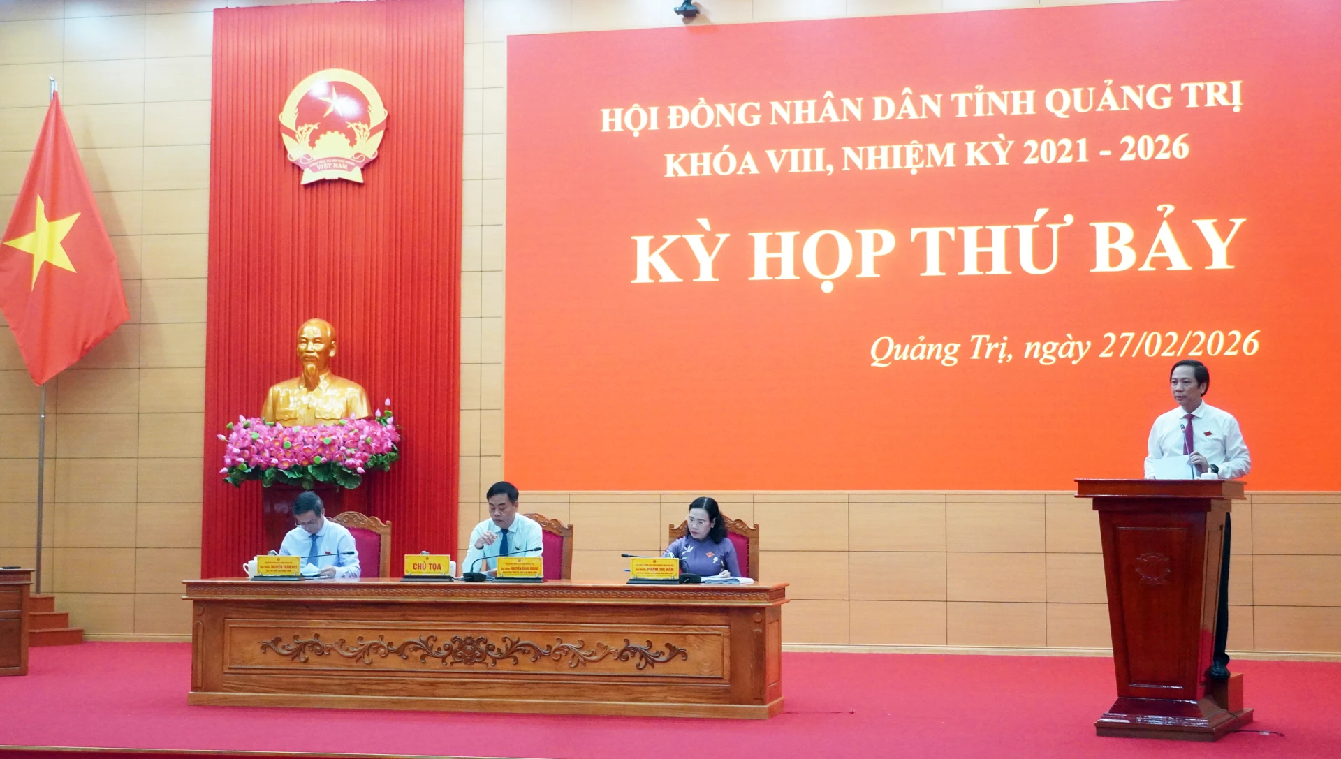 Đồng chí Hoàng Nam, Ủy viên Ban Thường vụ Tỉnh ủy, Phó Chủ tịch Thường trực UBND tỉnh tiếp thu các ý kiến tại kỳ họp - Ảnh: N.M