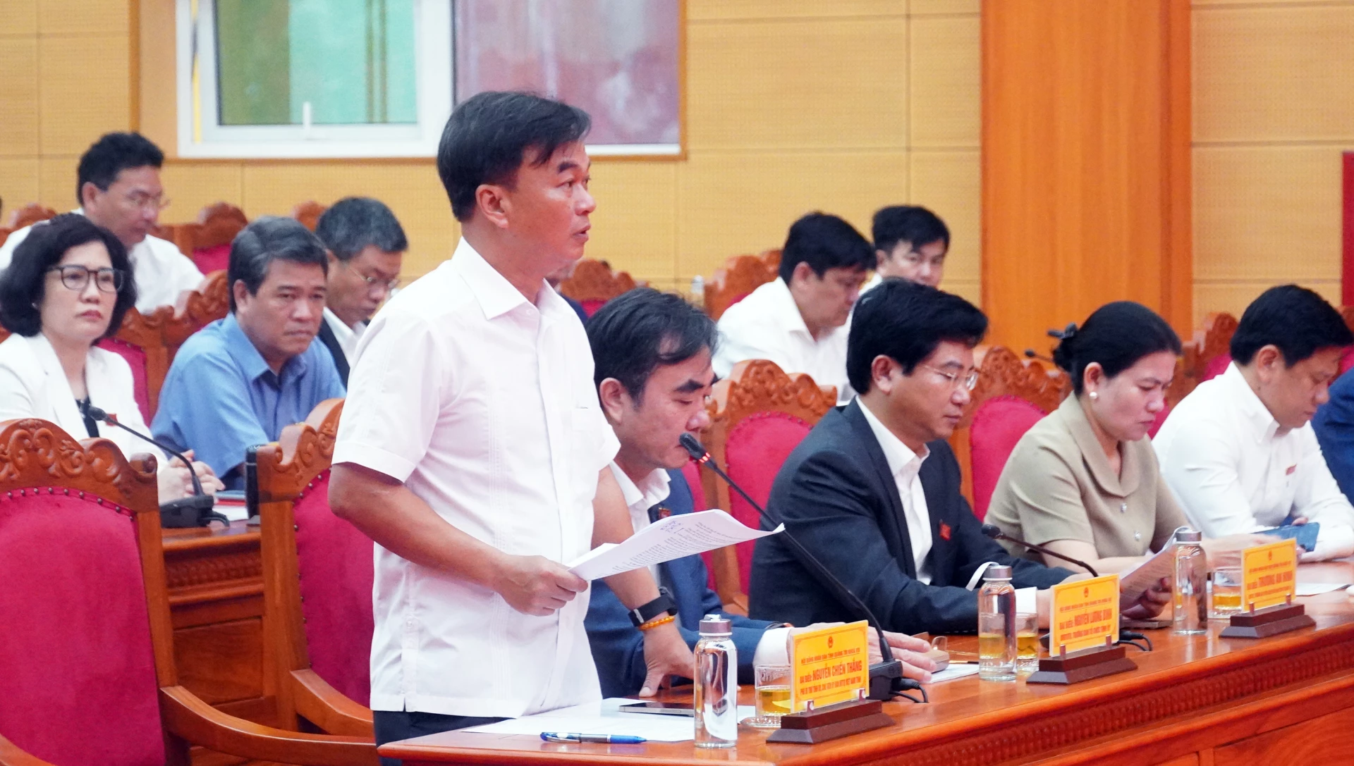 Đồng chí Nguyễn Chiến Thắng, Phó Bí thư Tỉnh ủy, Chủ tịch Ủy ban MTTQ Việt Nam tỉnh thảo luận về dự thảo nghị quyết tại kỳ họp - Ảnh: N.M