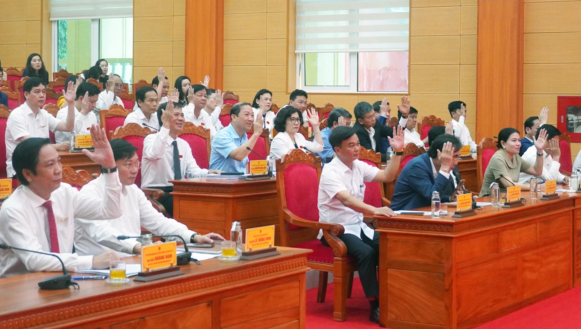 Đại biểu biểu quyết thông qua các nghị quyết - Ảnh: N.M