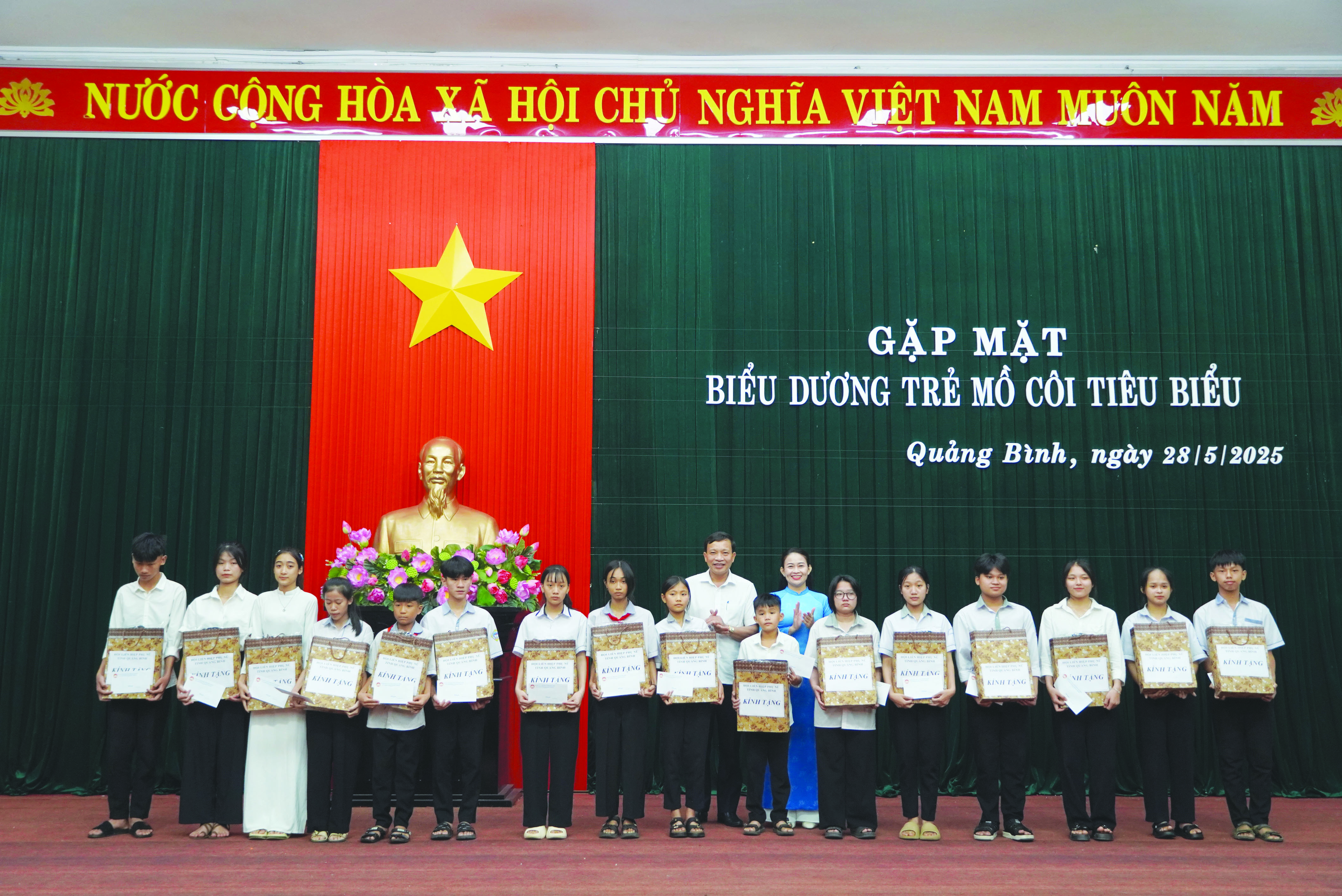 Bằng tình thương yêu, thông qua chương trình Mẹ đỡ đầu, cuộc đời của nhiều trẻ thiếu may mắn đã bước sang trang mới - Ảnh: N.L