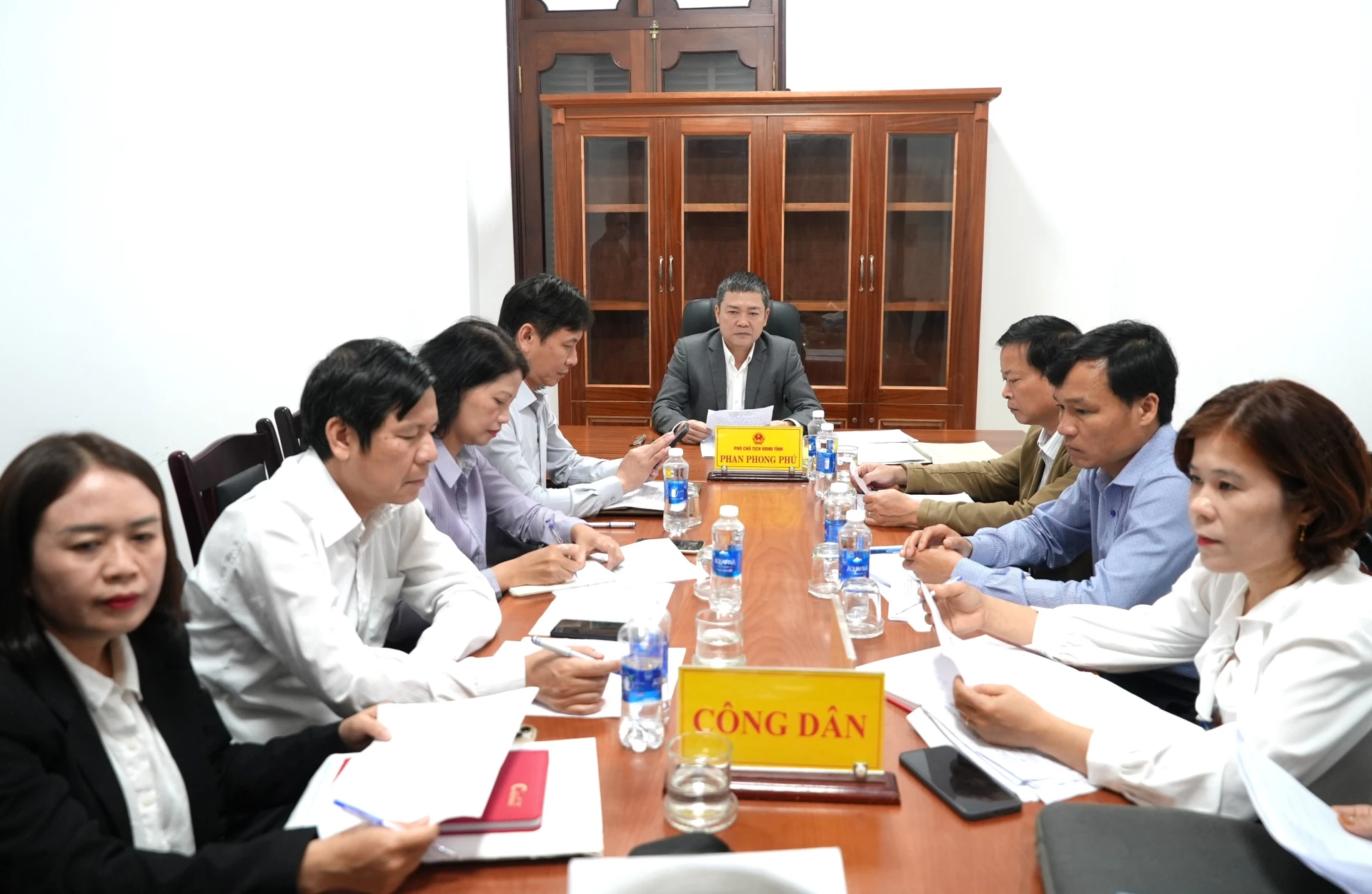 Đồng chí Phan Phong Phú, Phó Chủ tịch UBND tỉnh cùng chủ trì phiên tiếp công dân của đồng chí Chủ tịch UBND tỉnh - Ảnh: Trung Đức