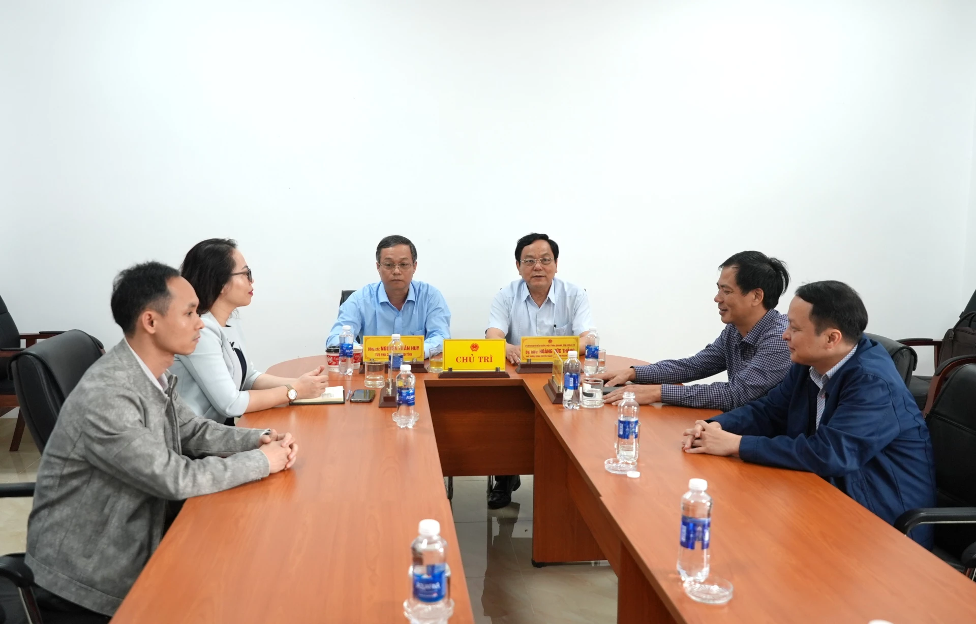 Đồng chí Hoàng Đức Thắng, Phó Trưởng đoàn chuyên trách phụ trách Đoàn ĐBQH tỉnh và đồng chí Nguyễn Trần Huy, Phó Chủ tịch HĐND tỉnh chủ trì phiên tiếp công dân - Ảnh: Trung Đức

