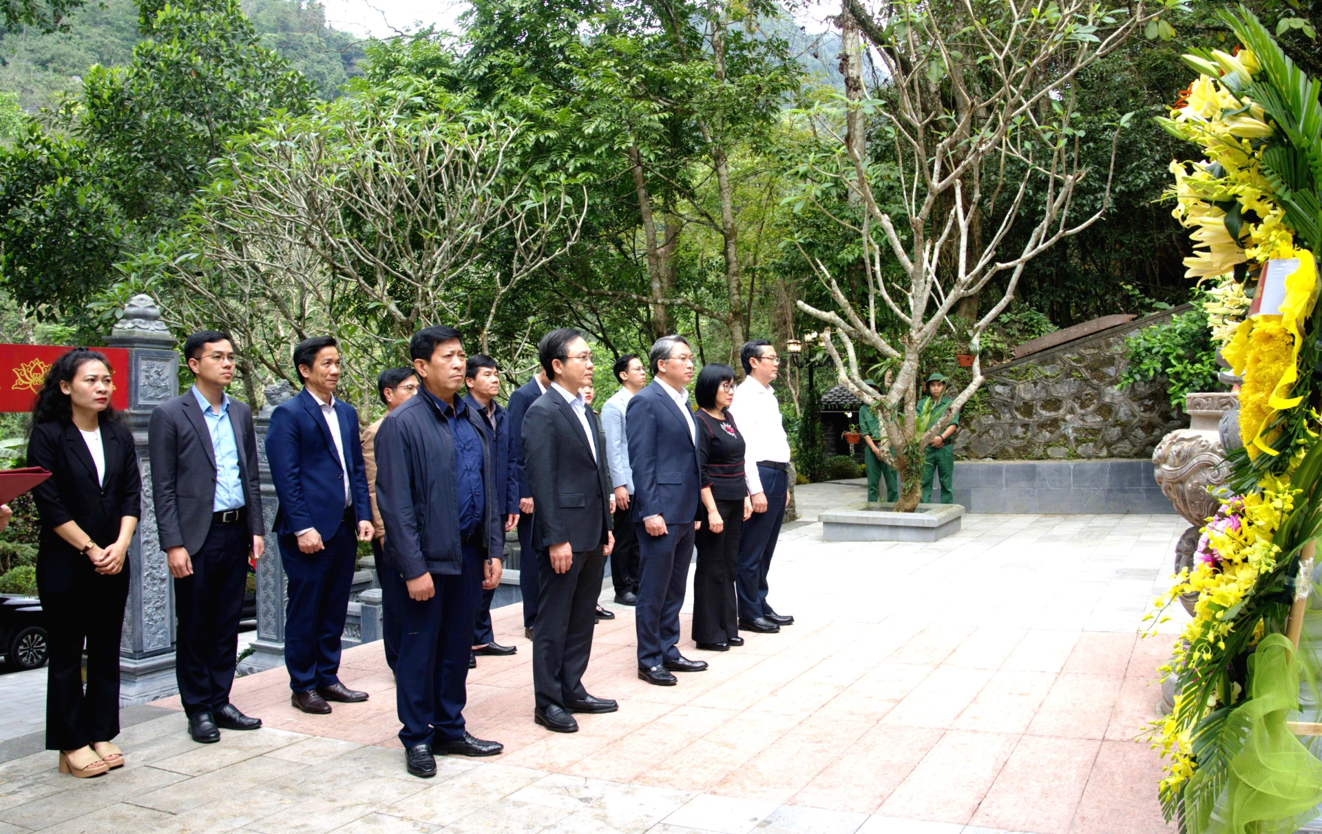 Bộ trưởng Bộ Tư pháp Nguyễn Hải Ninh dâng hương tại Di tích quốc gia đặc biệt Hang Tám Cô