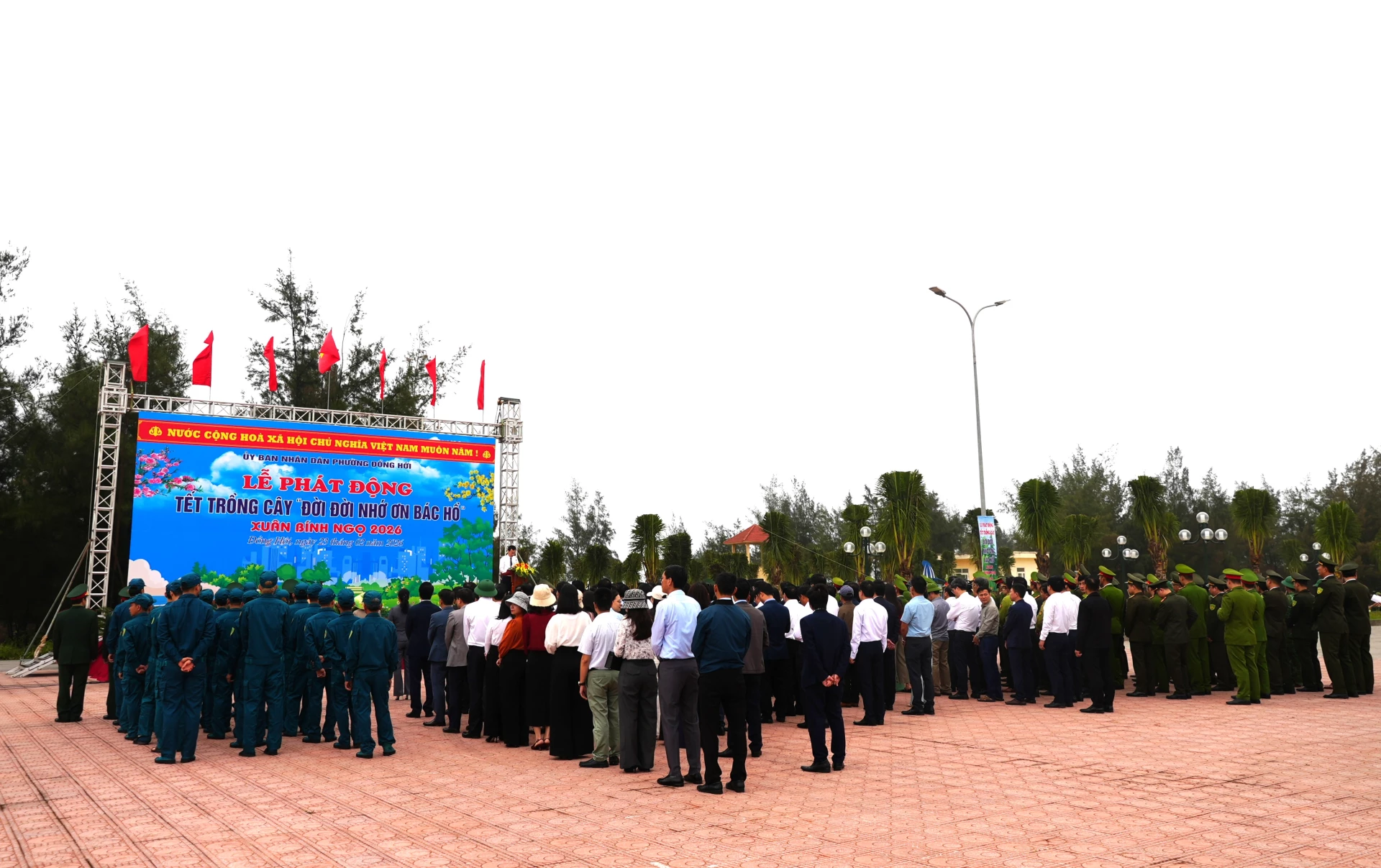 Quang cảnh Lễ phát động “Tết trồng cây đời đời nhớ ơn Bác Hồ” tại phường Đồng Hới - Ảnh: T.Đ