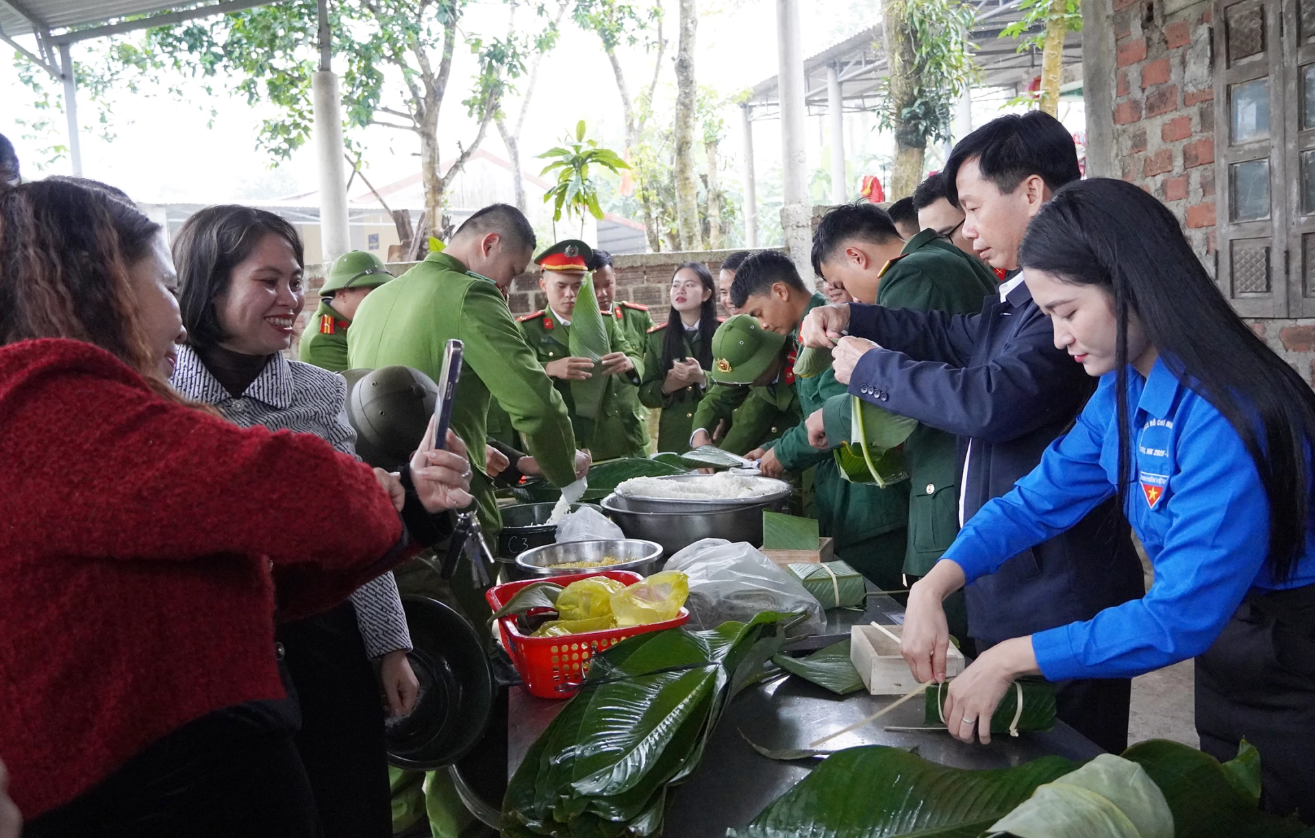  Xã Nam Trạch tổ chức gói bánh chưng tại bản Khe Ngát - Ảnh: L.M