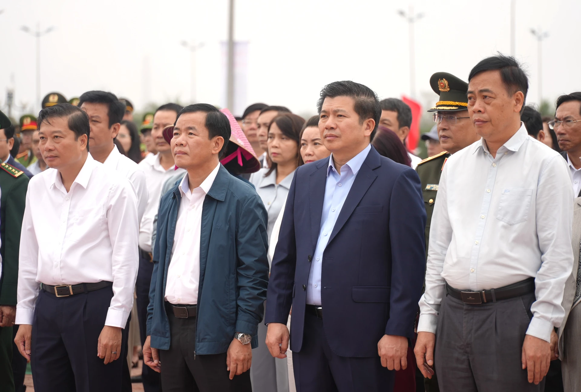 Các đồng chí trong Thường trực Tỉnh ủy dự Lễ phát động “Tết trồng cây đời đời nhớ ơn Bác Hồ” tại phường Đồng Hới - Ảnh: T.Đ