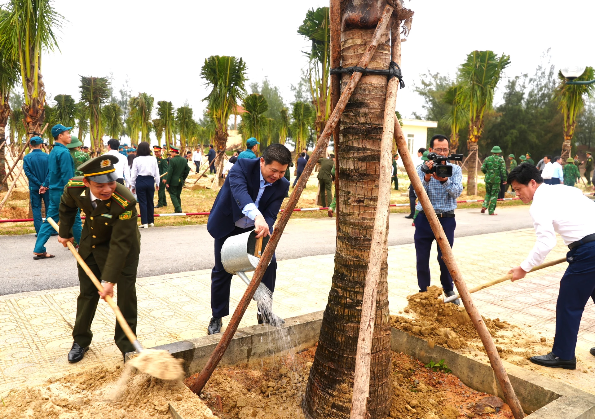 Các đồng chí lãnh đạo tỉnh trồng cây xanh tại khu vực bãi tắm Bảo Ninh 2, ở TDP Trung Bính, phường Đồng Hới - Ảnh: T.Đ