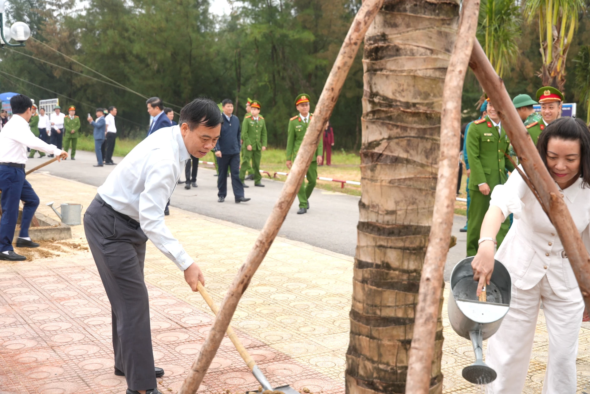 Các đồng chí lãnh đạo tỉnh trồng cây xanh tại khu vực bãi tắm Bảo Ninh 2, ở TDP Trung Bính, phường Đồng Hới - Ảnh: T.Đ