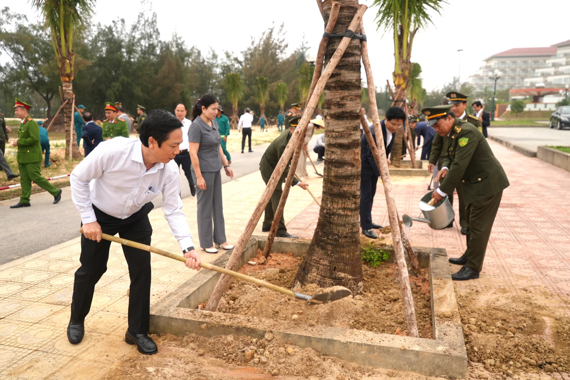 Các đồng chí lãnh đạo tỉnh trồng cây xanh tại khu vực bãi tắm Bảo Ninh 2, ở TDP Trung Bính, phường Đồng Hới - Ảnh: T.Đ