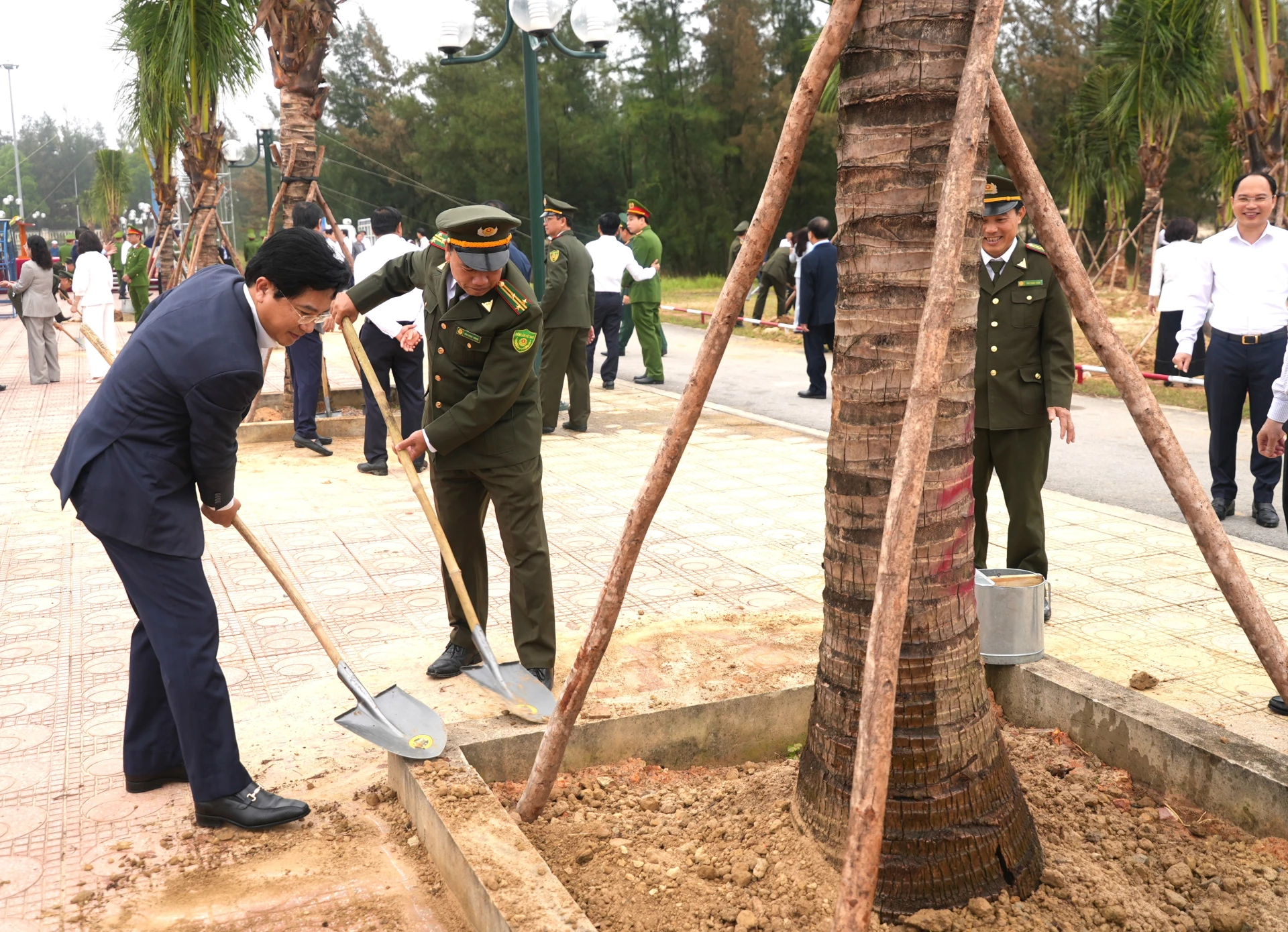 Các đồng chí lãnh đạo tỉnh trồng cây xanh tại khu vực bãi tắm Bảo Ninh 2, ở TDP Trung Bính, phường Đồng Hới - Ảnh: T.Đ