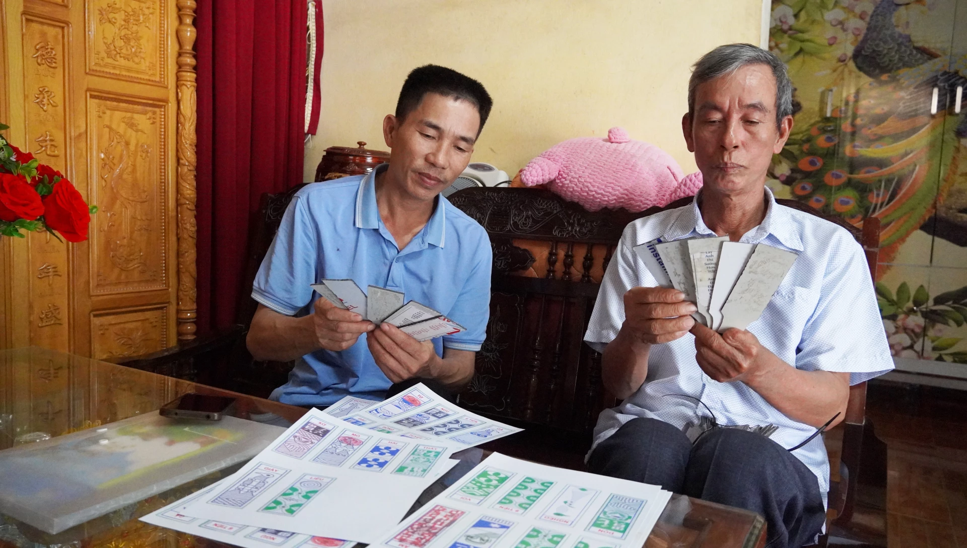 Anh Võ Văn Bảy (trái) và ông Lê Văn Dương (CLB Bài chòi Mỹ Thủy) háo hức chuẩn bị cho hội bài chòi Tết Bính Ngọ 2026. Ảnh: M.N