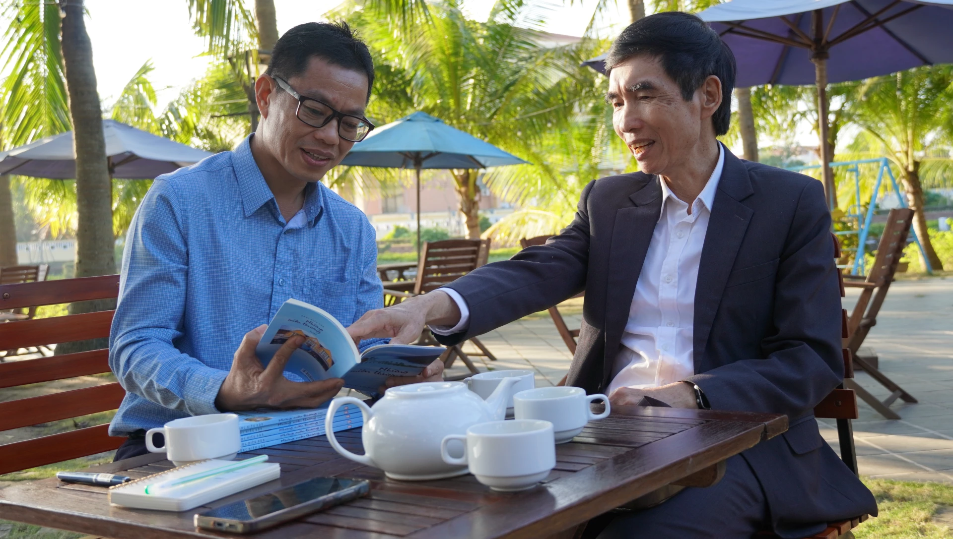 Nhà thơ Đặng Hiếu Dân và nhà thơ Nguyễn Hữu Quý - Ảnh: M.N