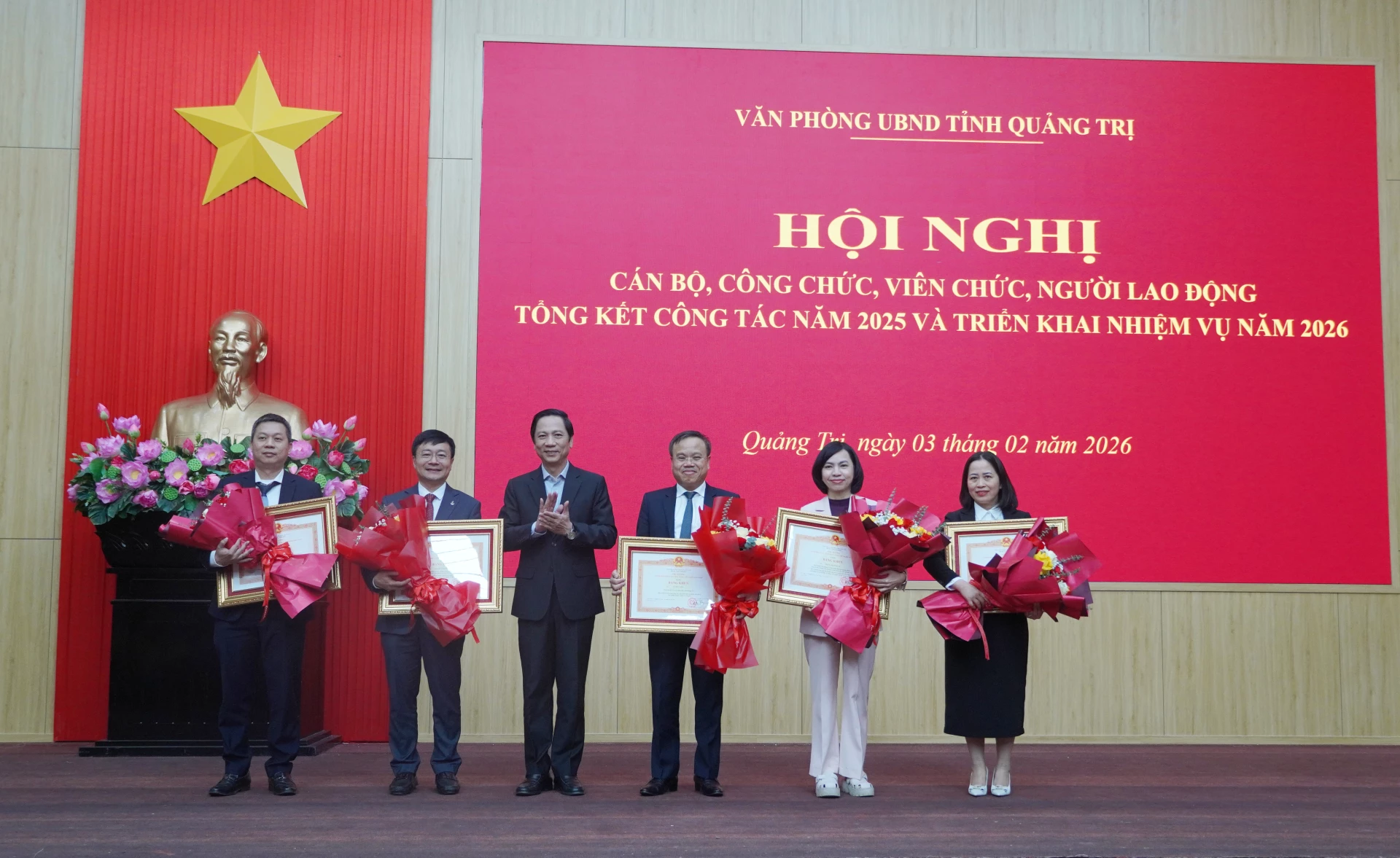 Thừa ủy quyền Thủ tướng Chính phủ, đồng chí Phó Chủ tịch Thường trực UBND tỉnh Hoàng Nam trao Bằng khen của Thủ tướng Chính phủ cho các cá nhân – Ảnh: HL.