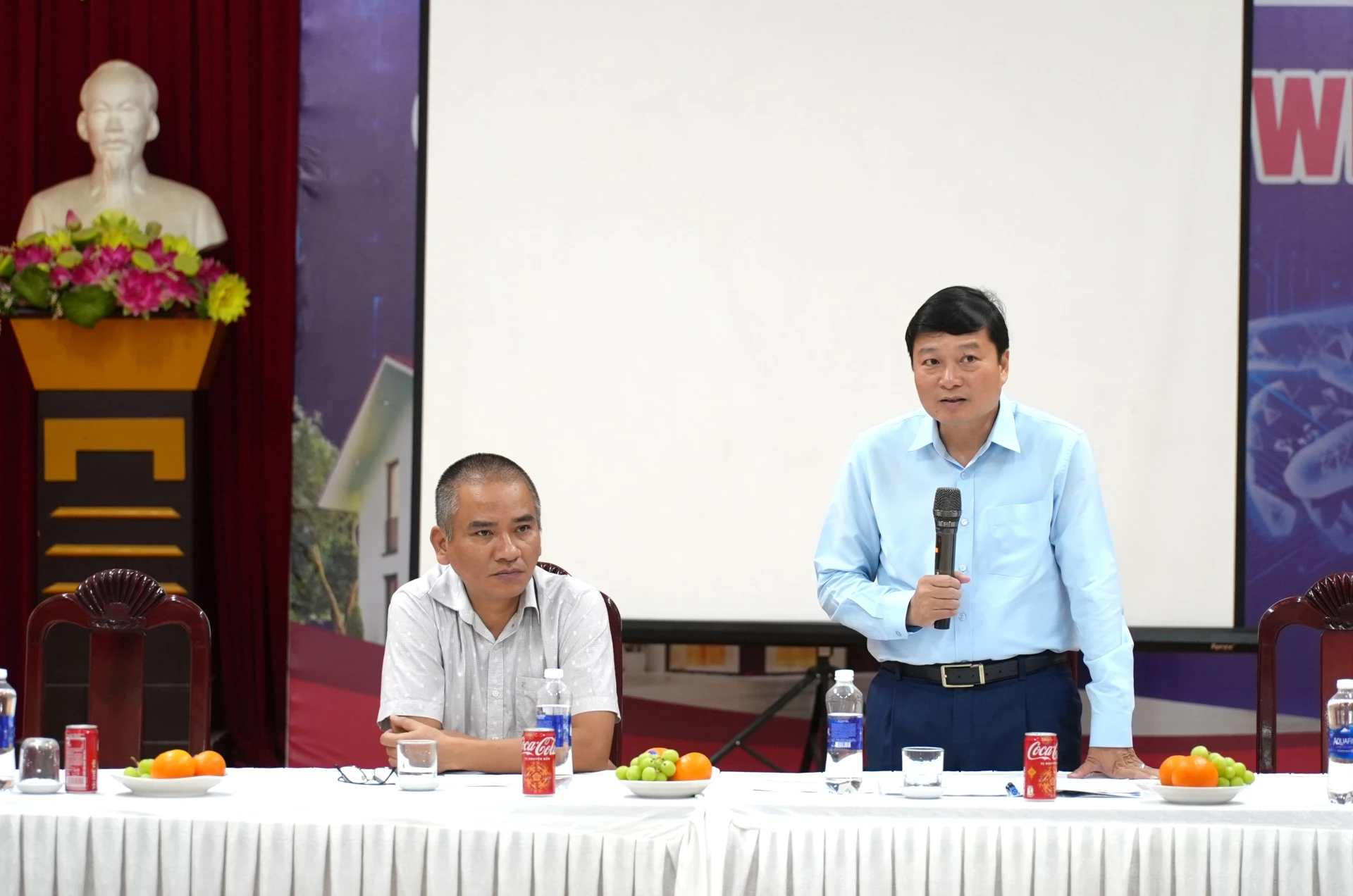 Đồng chí Lê Hồng Vinh, Chủ tịch UBND tỉnh đề nghị các doanh nghiệp cần chú trọng công tác bảo vệ môi trường - Ảnh: T.Đ